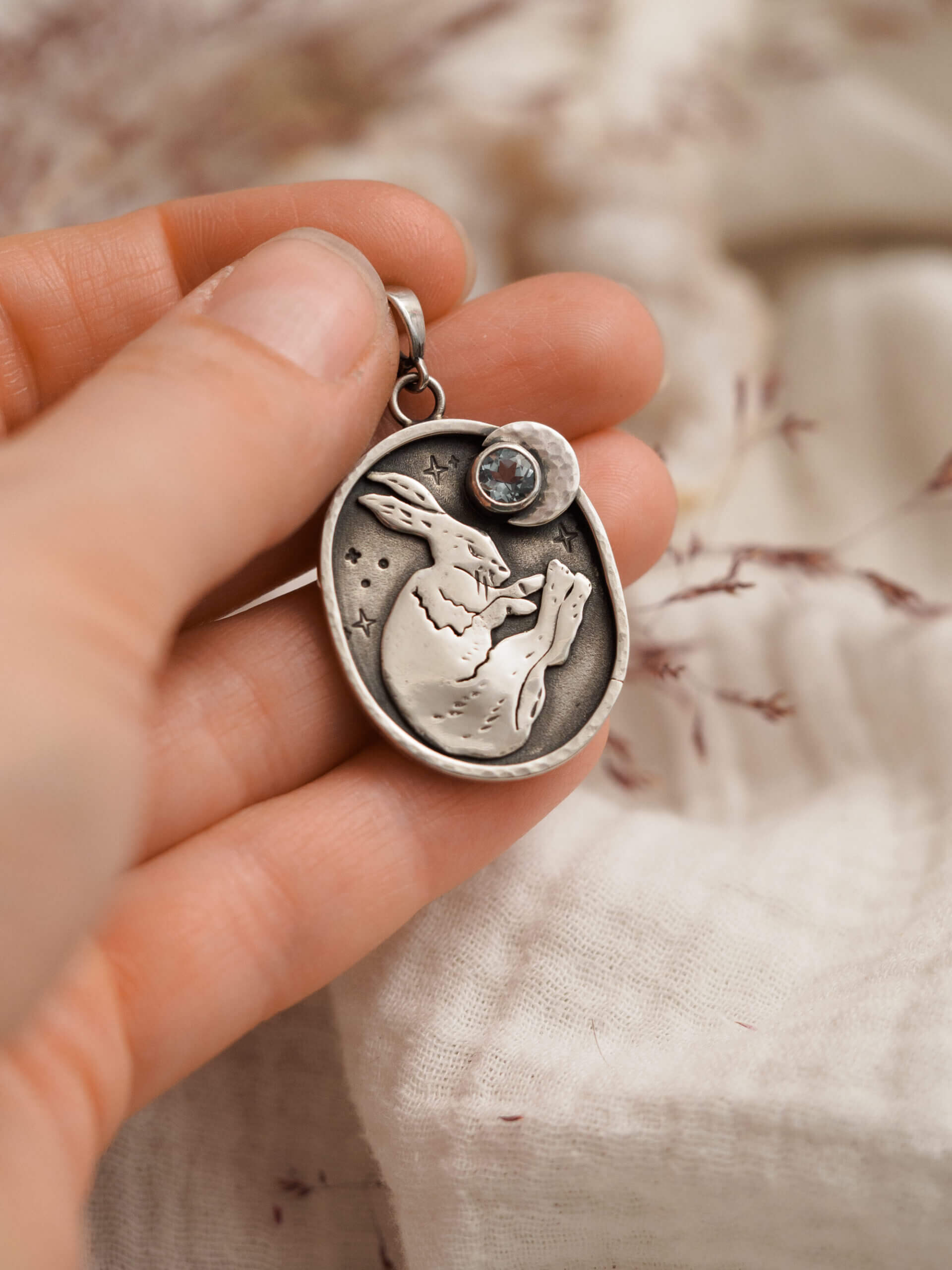 KRUPKOWSKA.COM Senny zajączek <strong>wisiorek</strong> 4 Senny zajączek - srebrny wisiorek z topazem