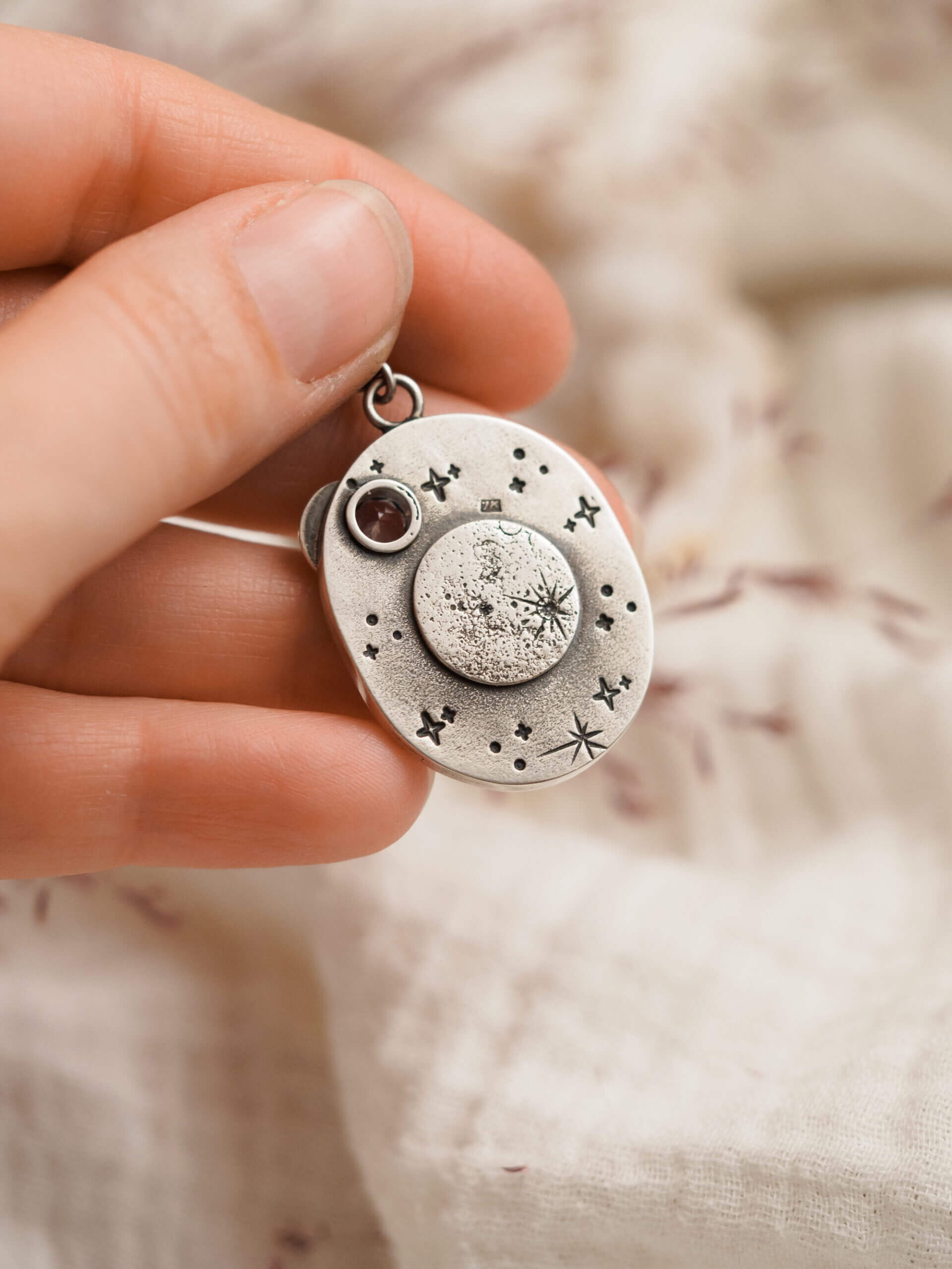 KRUPKOWSKA.COM Senny zajączek <strong>wisiorek</strong> 5 Senny zajączek - srebrny wisiorek z topazem