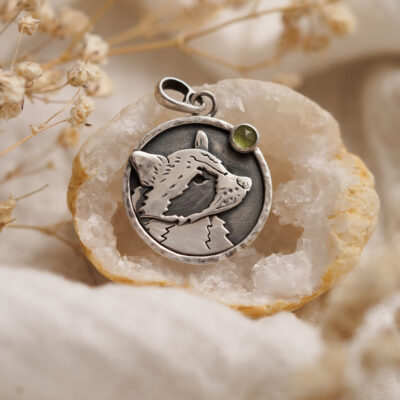 Szop pracz - srebrny wisiorek medalion z peridotem