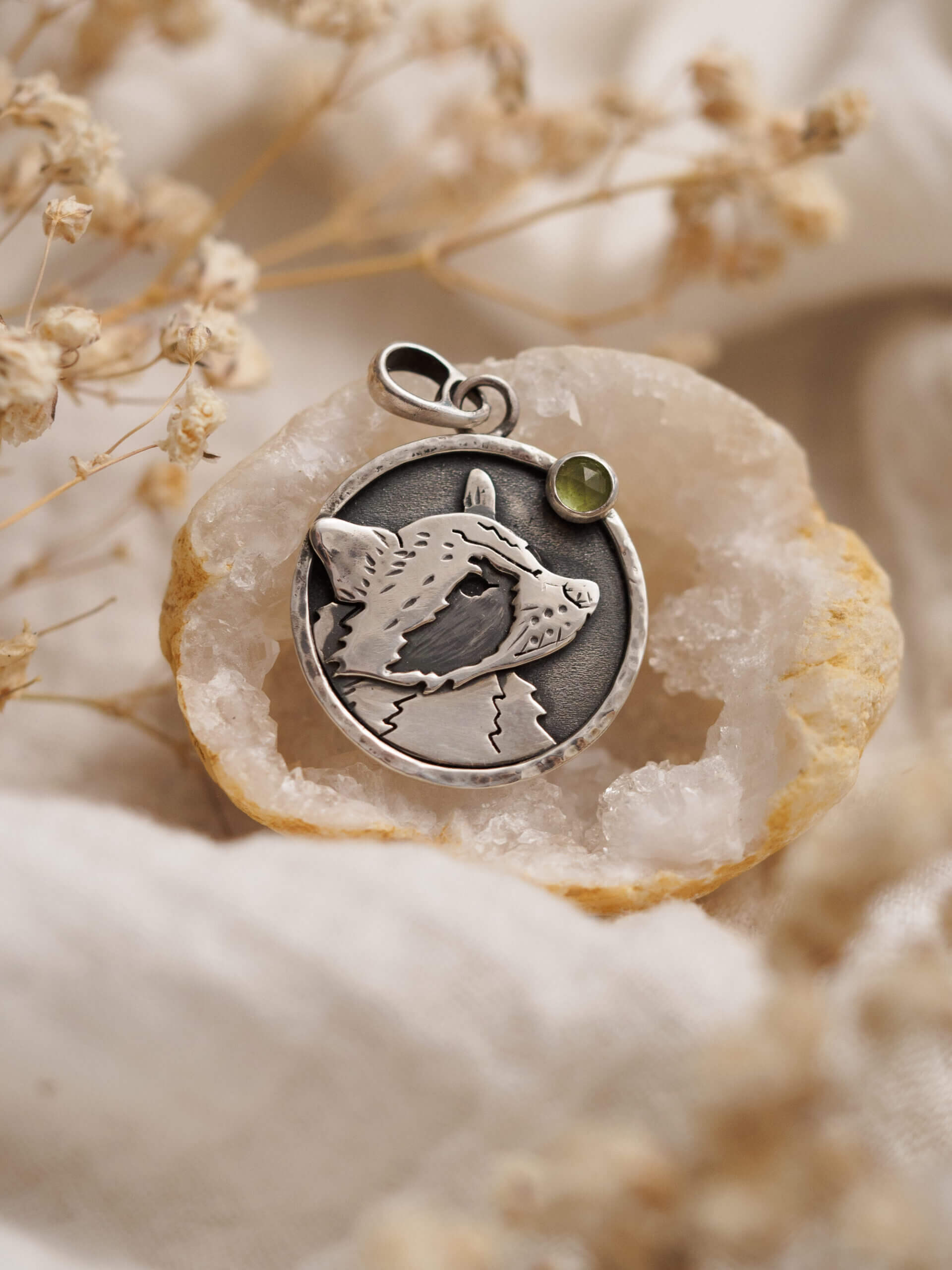 KRUPKOWSKA.COM Szop pracz <strong>medalion</strong> 1 Szop pracz - srebrny wisiorek medalion z peridotem