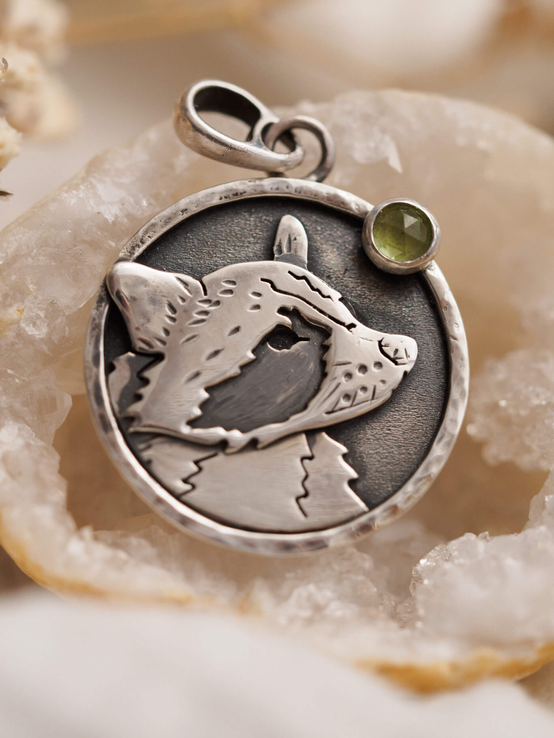KRUPKOWSKA.COM Szop pracz <strong>medalion</strong> 2 Szop pracz - srebrny wisiorek medalion z peridotem