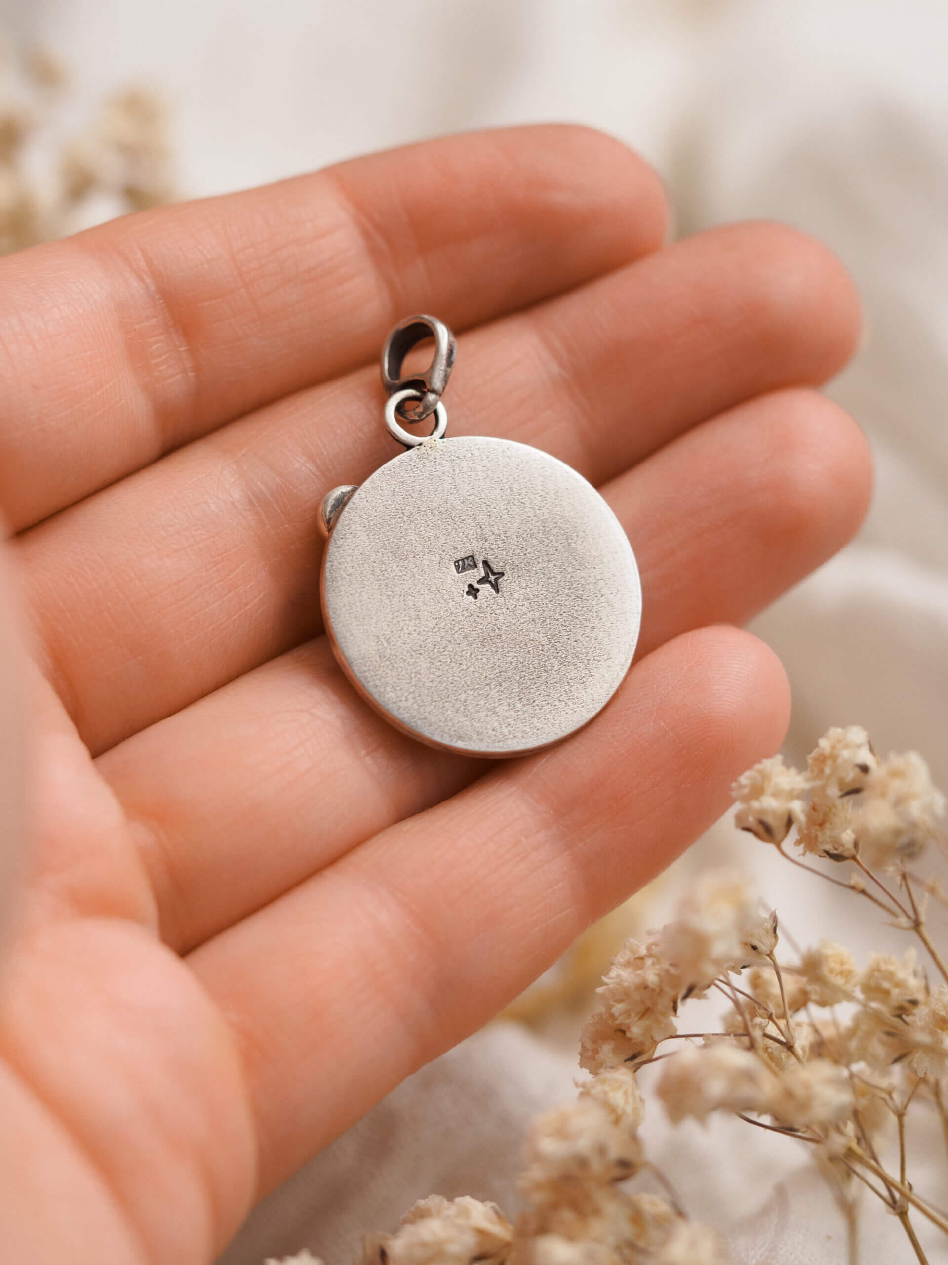 KRUPKOWSKA.COM Szop pracz <strong>medalion</strong> 8 Szop pracz - srebrny wisiorek medalion z peridotem