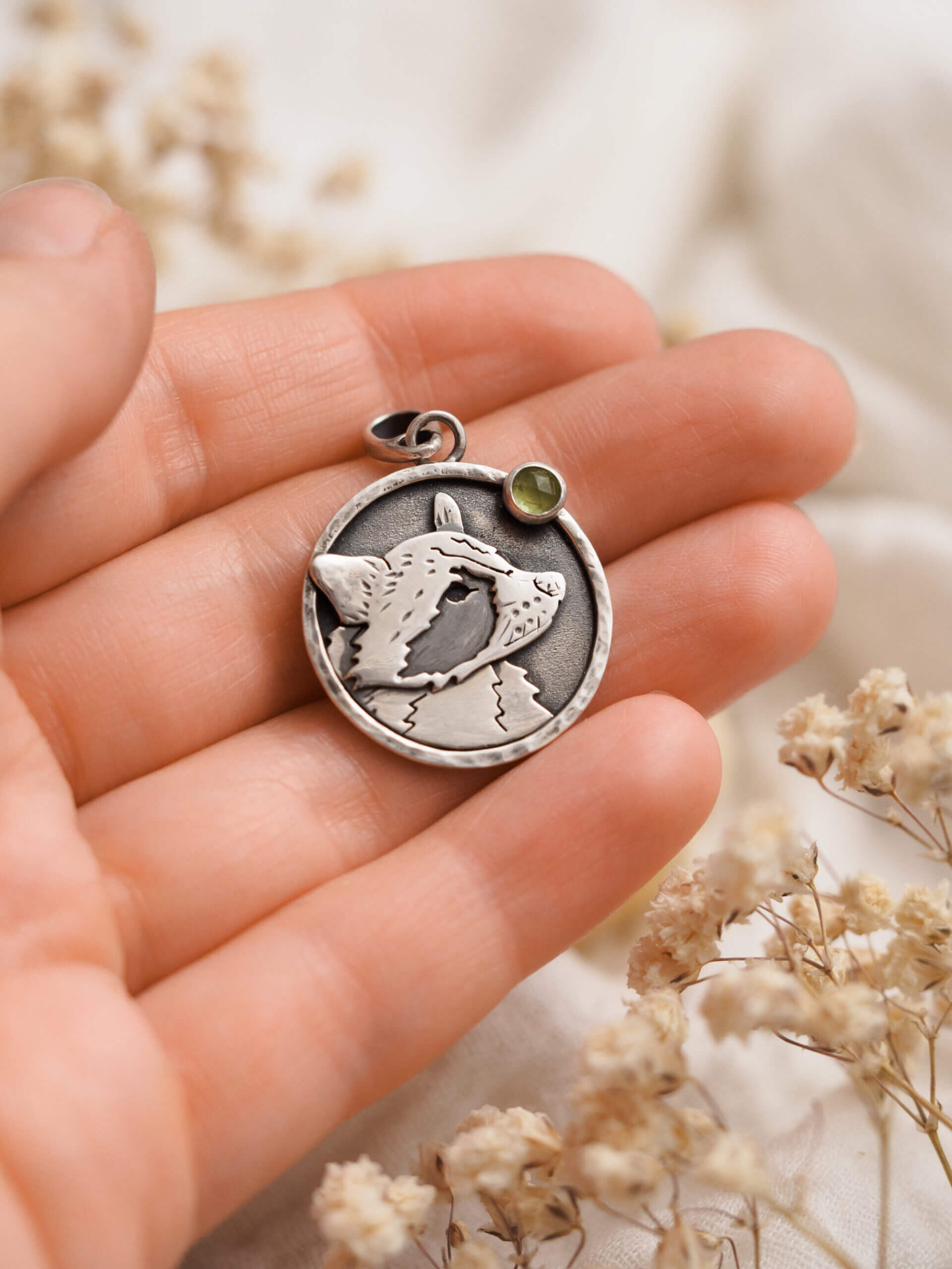 KRUPKOWSKA.COM Szop pracz <strong>medalion</strong> 7 Szop pracz - srebrny wisiorek medalion z peridotem