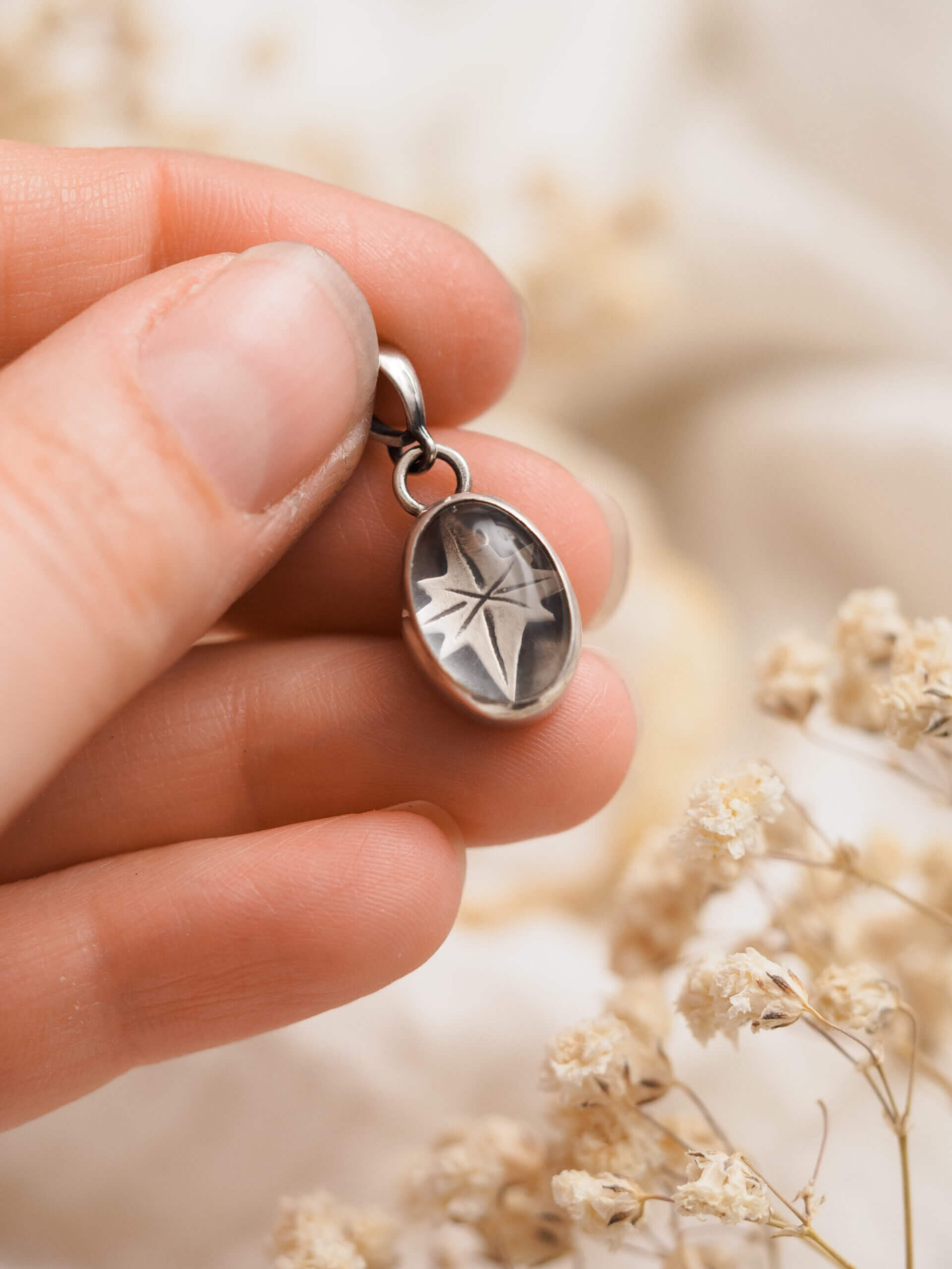 KRUPKOWSKA.COM Gwiezdny pył kryształowy <strong>wisiorek</strong> 3 Gwiezdny pył - srebrny wisiorek z kryształem górskim