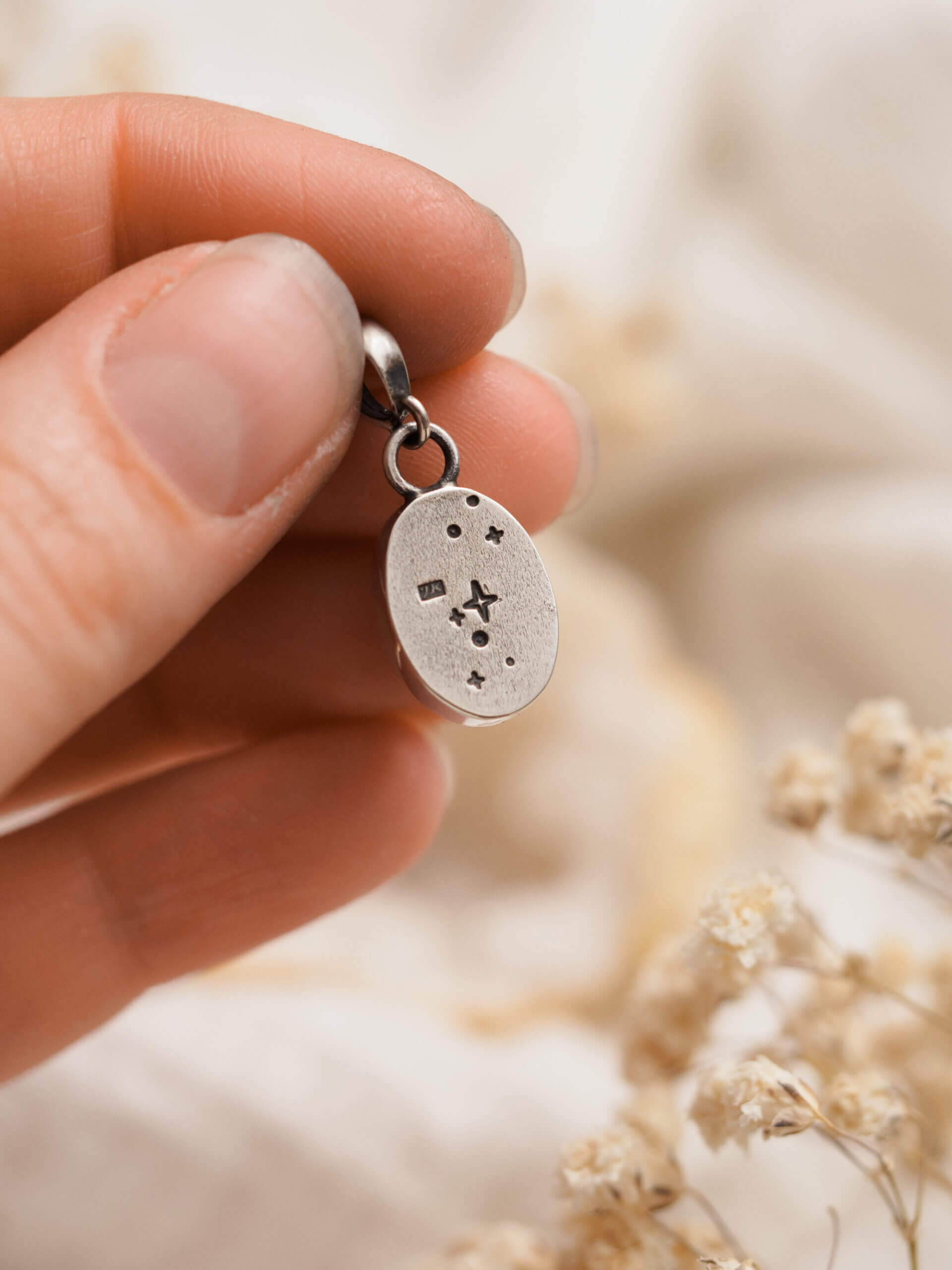 KRUPKOWSKA.COM Gwiezdny pył kryształowy <strong>wisiorek</strong> 4 Gwiezdny pył - srebrny wisiorek z kryształem górskim