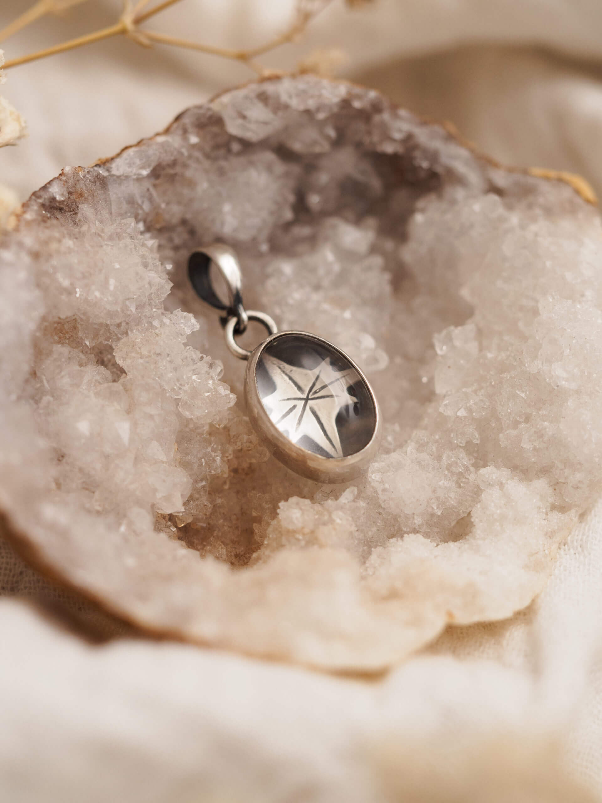 KRUPKOWSKA.COM Gwiezdny pył kryształowy <strong>wisiorek</strong> 2 Gwiezdny pył - srebrny wisiorek z kryształem górskim