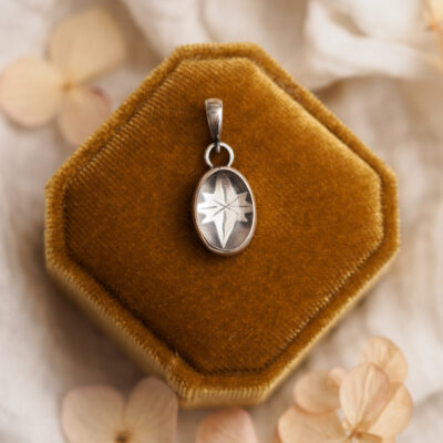 Gwiezdny pył - srebrny wisiorek z kryształem górskim