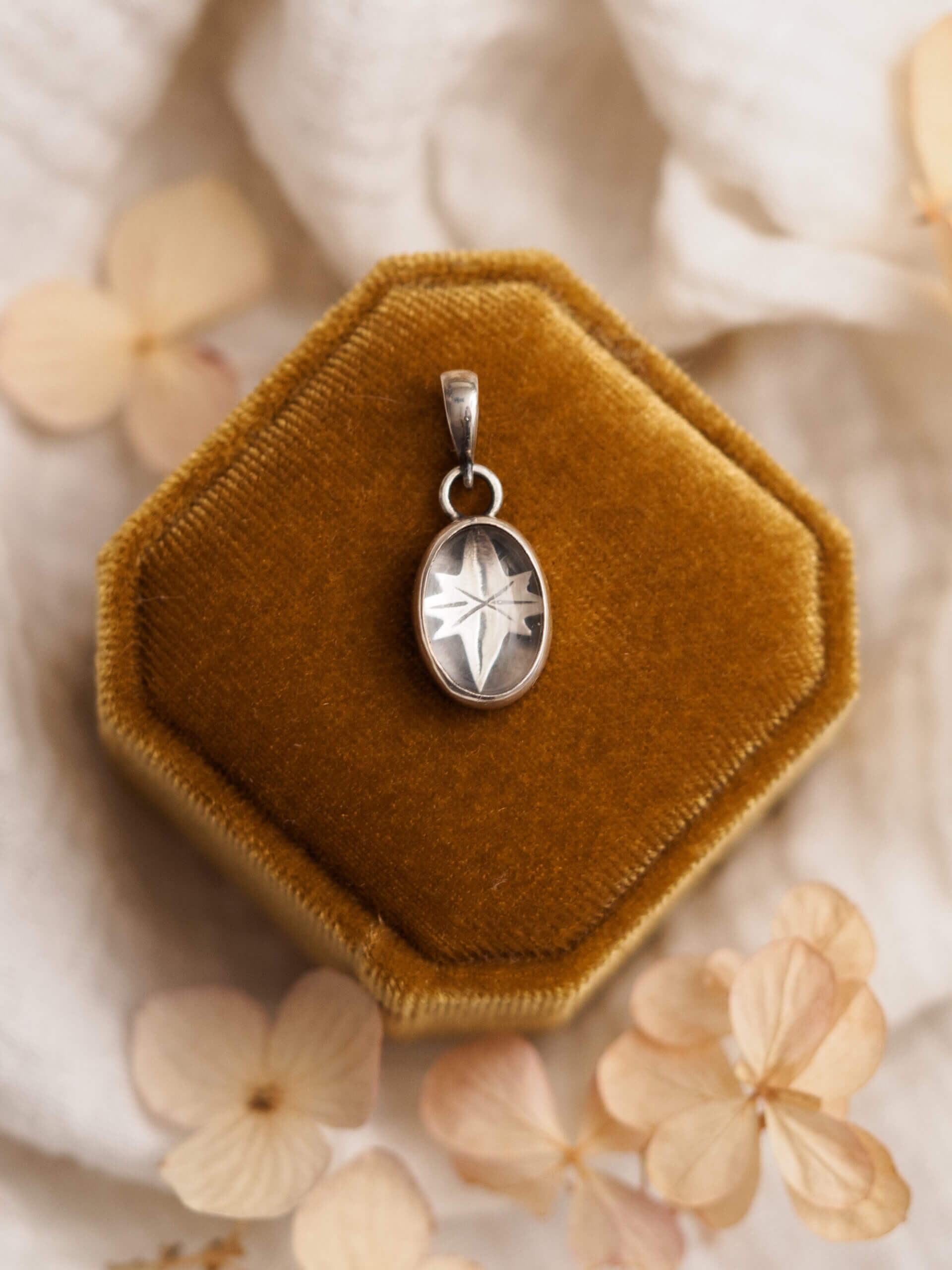 KRUPKOWSKA.COM Gwiezdny pył kryształowy <strong>wisiorek</strong> 1 Gwiezdny pył - srebrny wisiorek z kryształem górskim