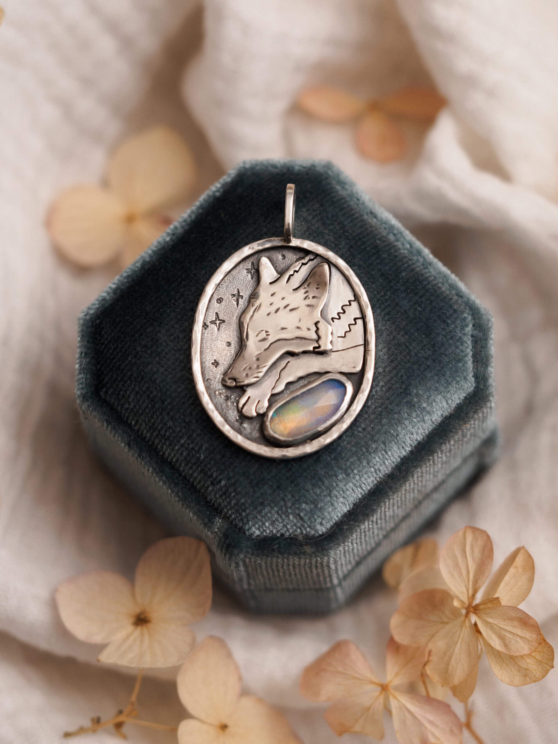 KRUPKOWSKA.COM Senny wilk <strong>naszyjnik</strong> 3 Senny wilk - srebrny wisiorek z opalem