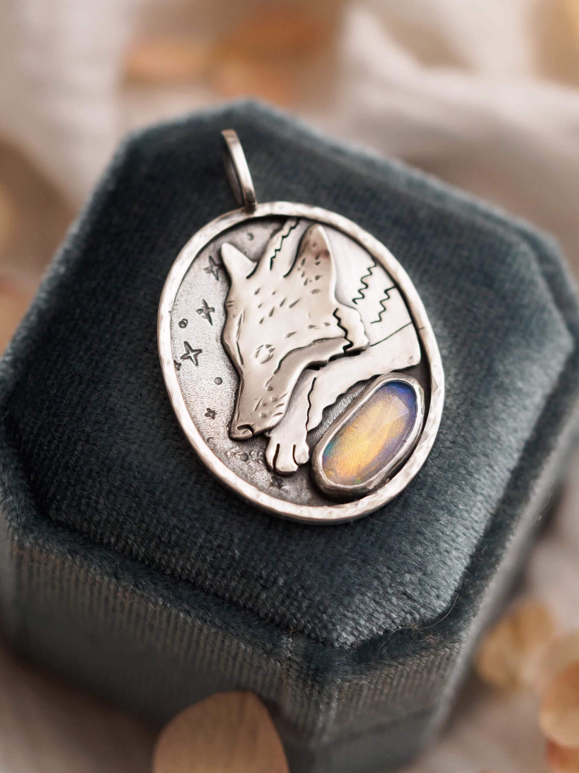 KRUPKOWSKA.COM Senny wilk <strong>naszyjnik</strong> 4 Senny wilk - srebrny wisiorek z opalem