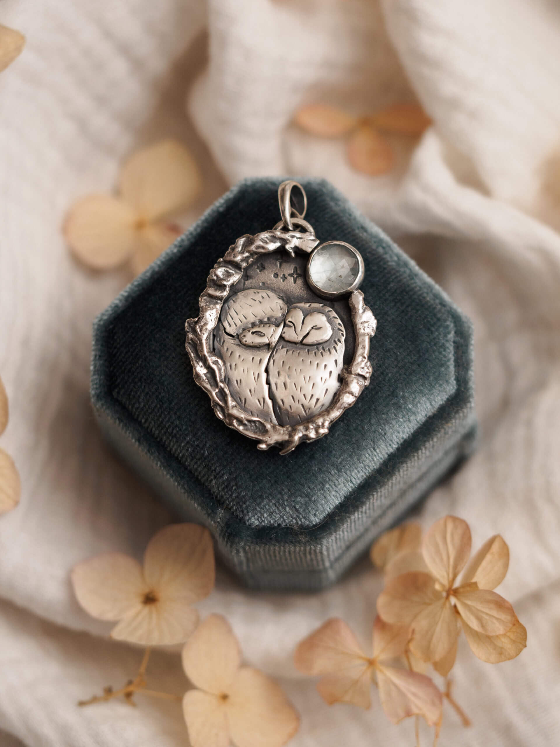 KRUPKOWSKA.COM Śpiące sowy <strong>wisiorek</strong> 2 Śpiące sowy - srebrny wisiorek z akwamarynem