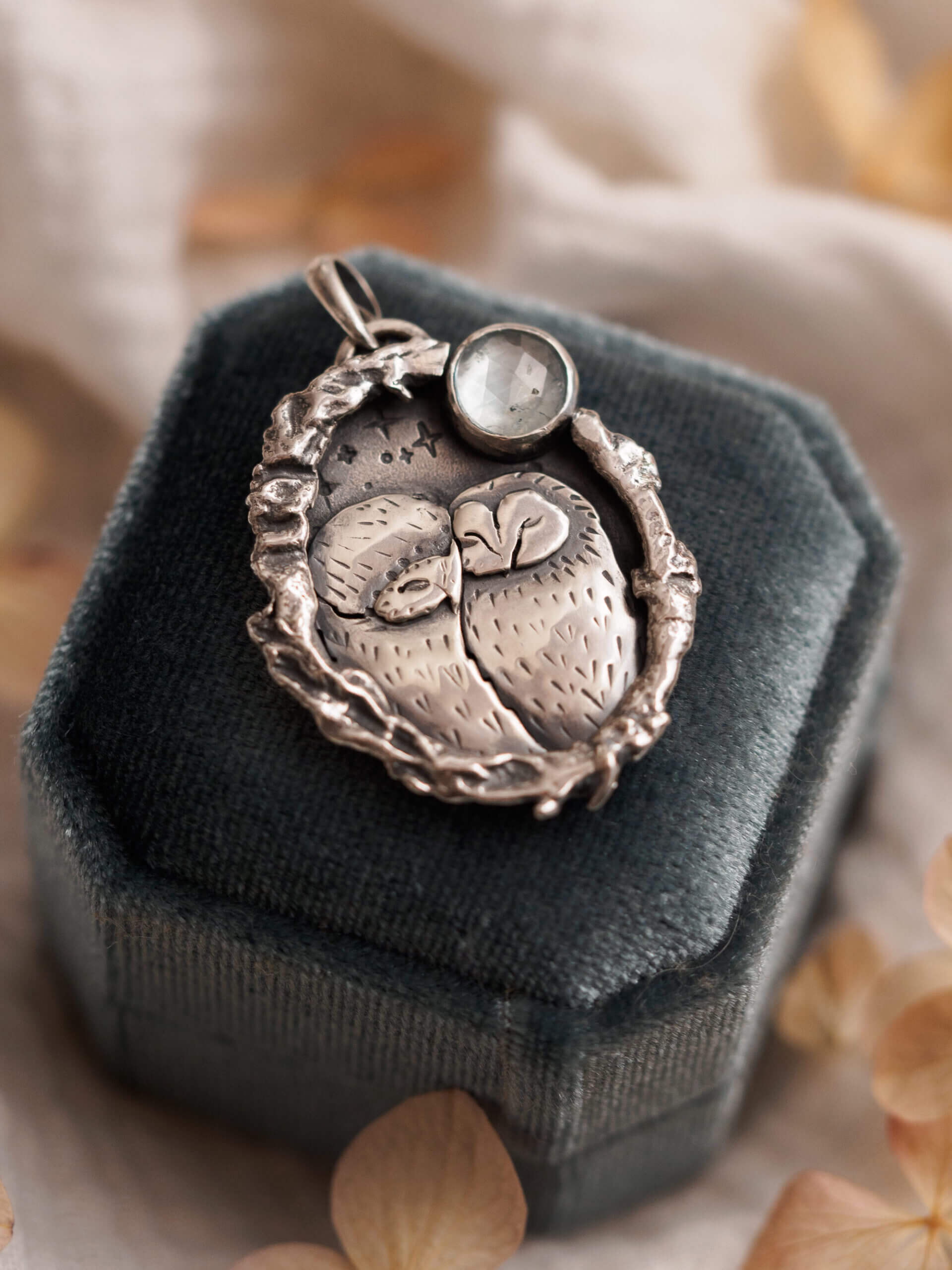 KRUPKOWSKA.COM Śpiące sowy <strong>wisiorek</strong> 4 Śpiące sowy - srebrny wisiorek z akwamarynem