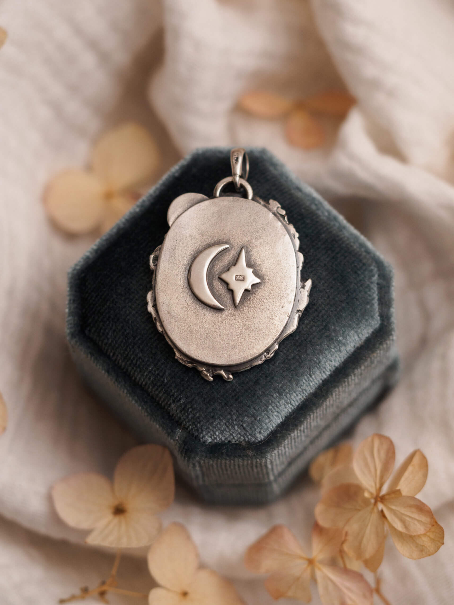 KRUPKOWSKA.COM Śpiące sowy <strong>wisiorek</strong> 3 Śpiące sowy - srebrny wisiorek z akwamarynem