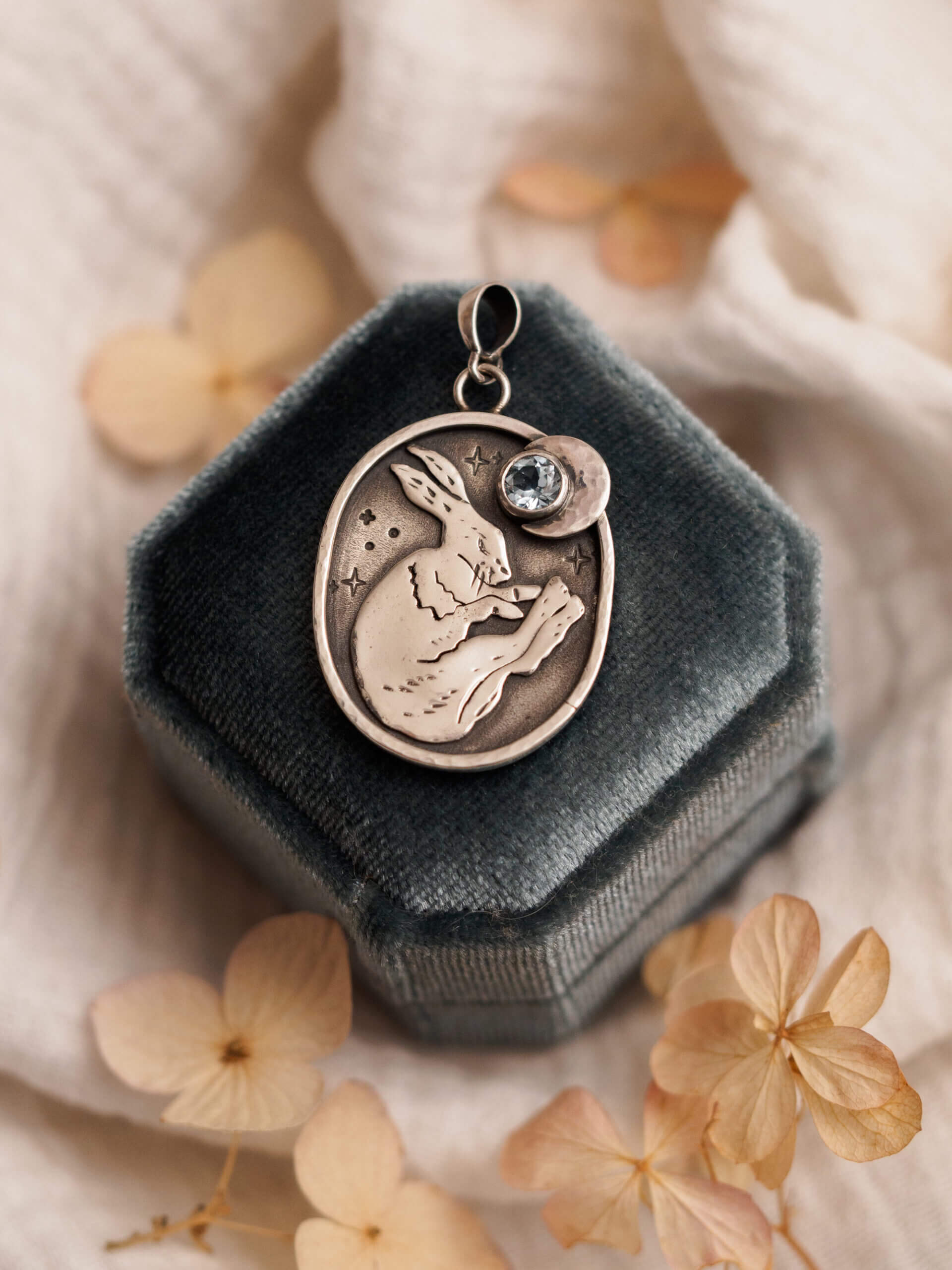 KRUPKOWSKA.COM Senny zajączek <strong>wisiorek</strong> 6 Senny zajączek - srebrny wisiorek z topazem