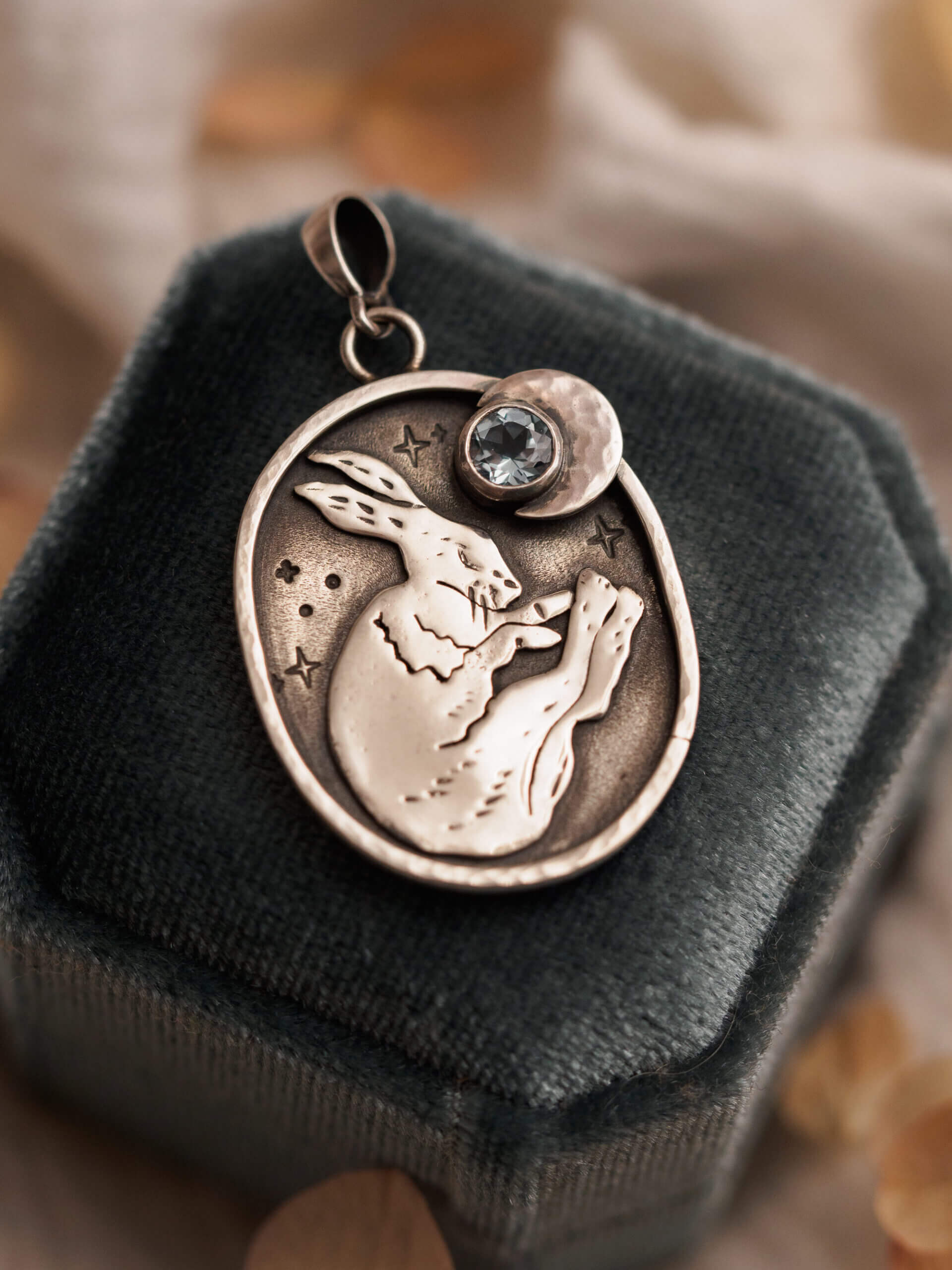 KRUPKOWSKA.COM Senny zajączek <strong>wisiorek</strong> 7 Senny zajączek - srebrny wisiorek z topazem