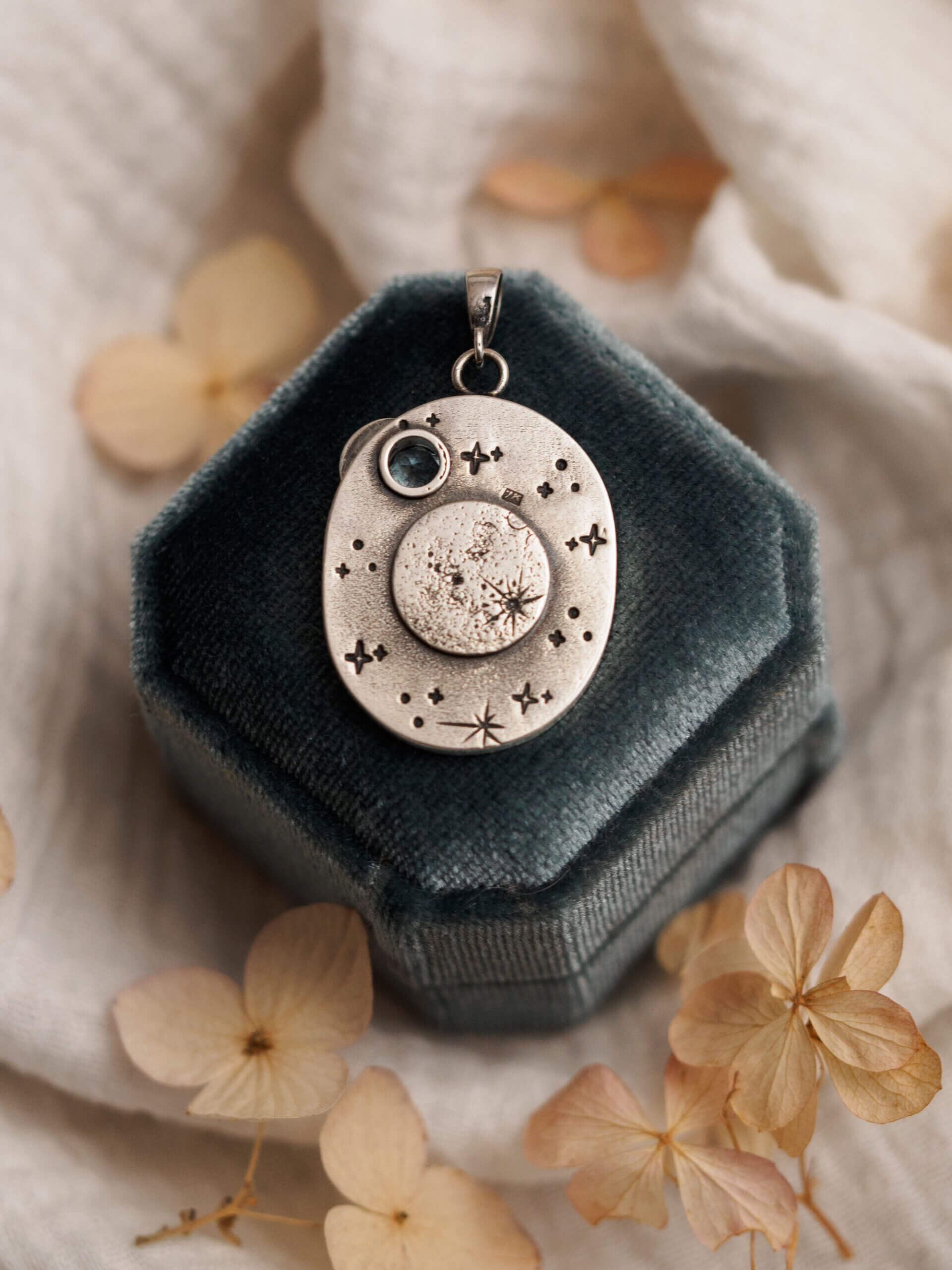 KRUPKOWSKA.COM Senny zajączek <strong>wisiorek</strong> 9 Senny zajączek - srebrny wisiorek z topazem