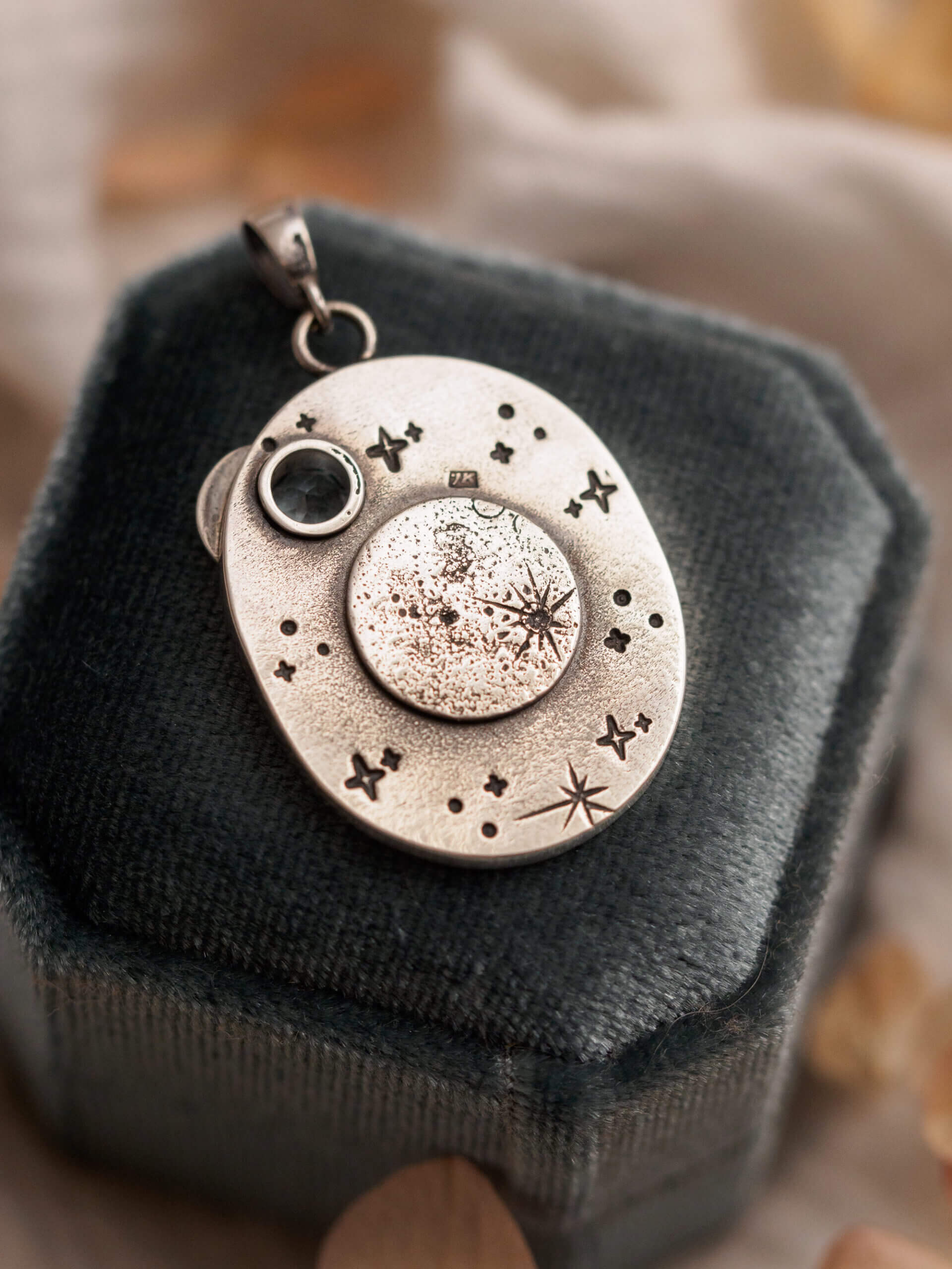 KRUPKOWSKA.COM Senny zajączek <strong>wisiorek</strong> 8 Senny zajączek - srebrny wisiorek z topazem