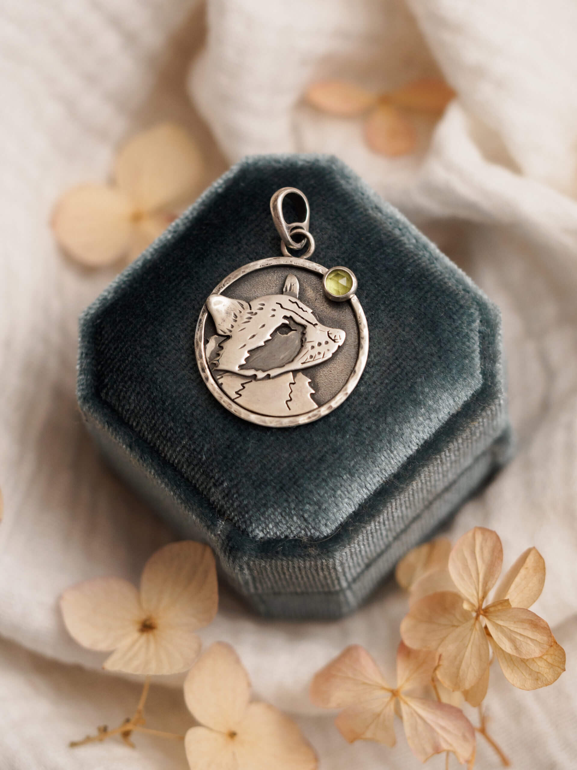 KRUPKOWSKA.COM Szop pracz <strong>medalion</strong> 3 Szop pracz - srebrny wisiorek medalion z peridotem