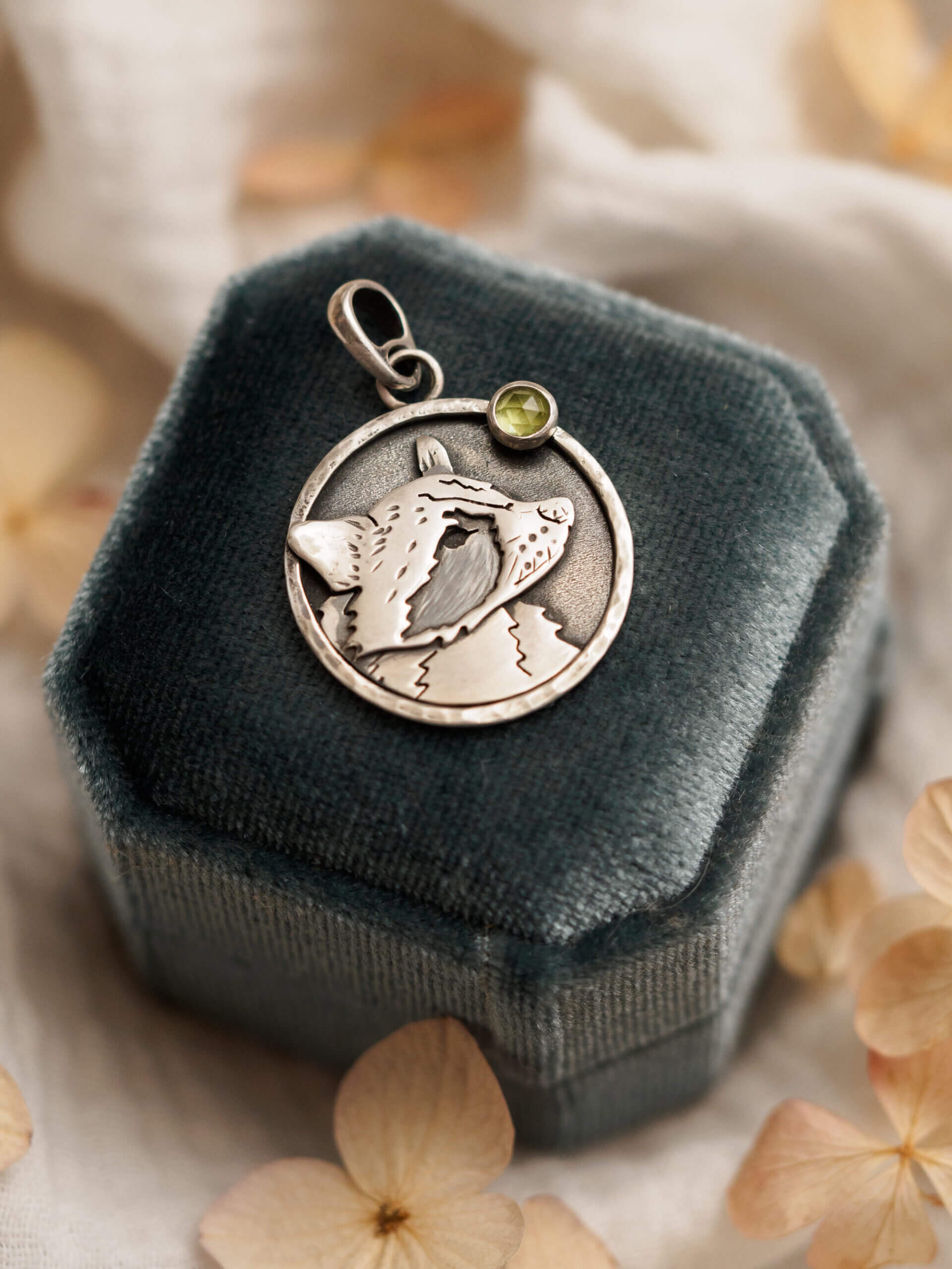 KRUPKOWSKA.COM Szop pracz <strong>medalion</strong> 4 Szop pracz - srebrny wisiorek medalion z peridotem