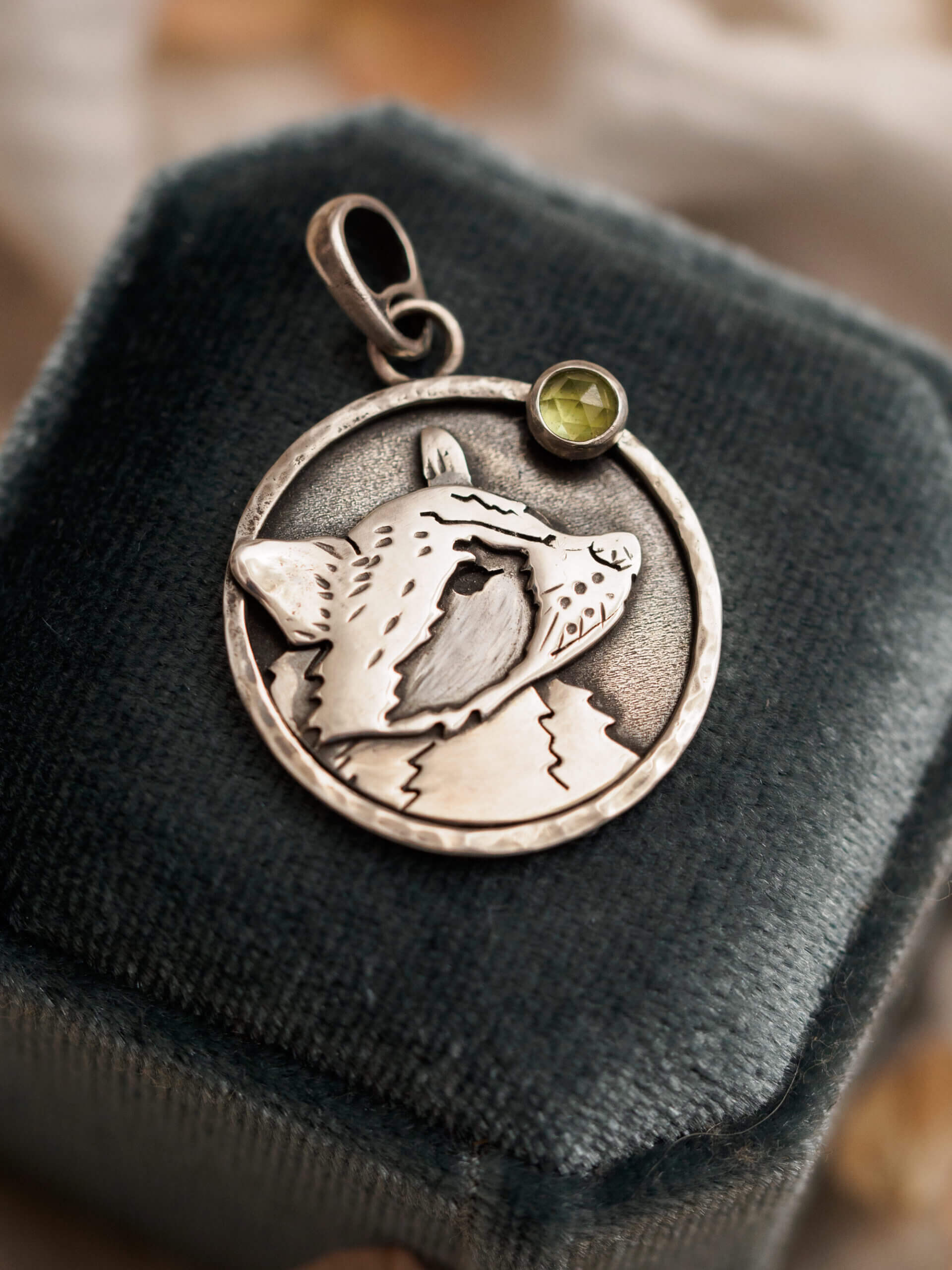 KRUPKOWSKA.COM Szop pracz <strong>medalion</strong> 5 Szop pracz - srebrny wisiorek medalion z peridotem