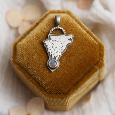 Zew wilka - srebrny wisiorek z labradorytem