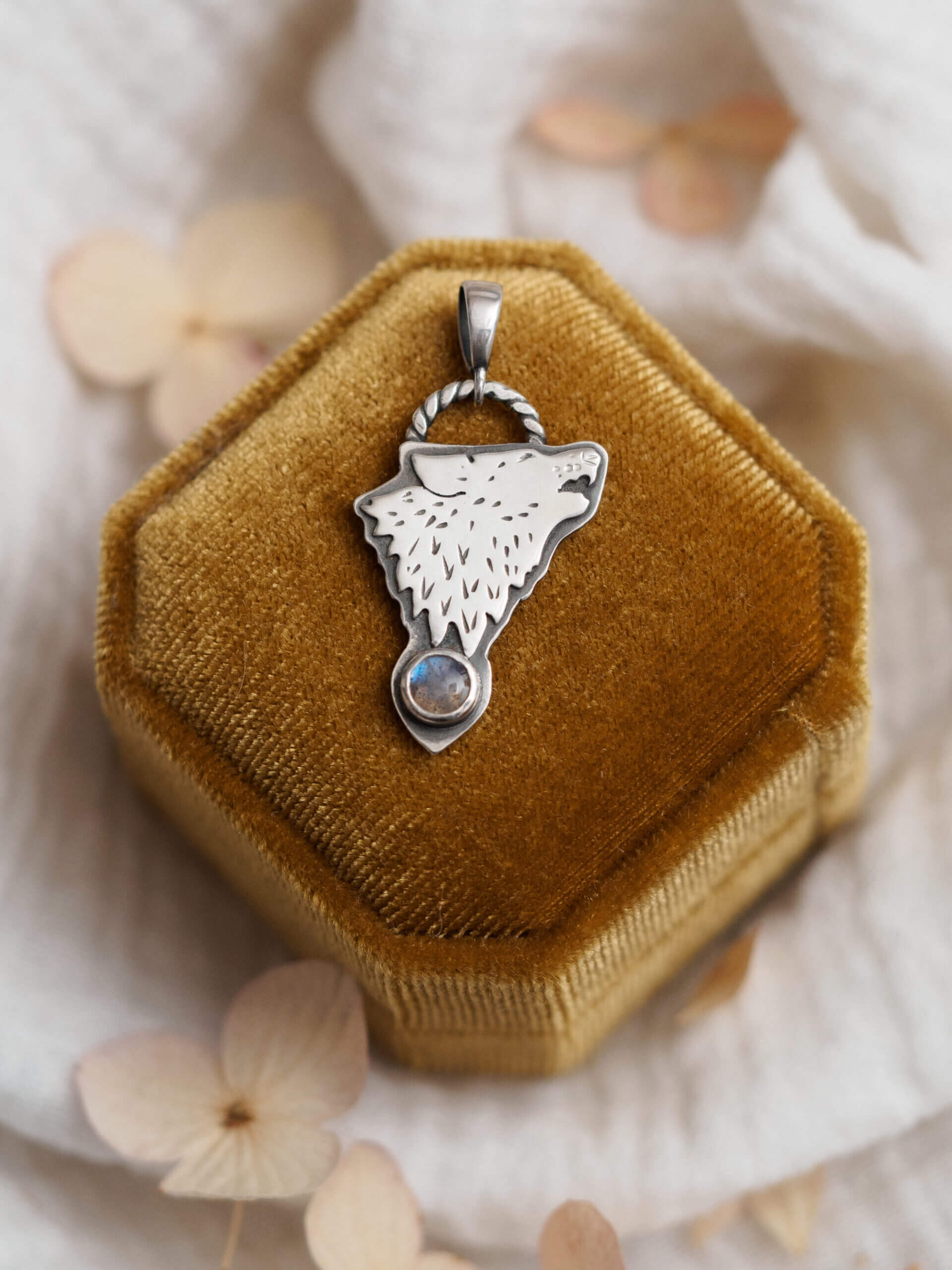 KRUPKOWSKA.COM Wilczy zew <strong>wisiorek</strong> 1 Zew wilka - srebrny wisiorek z labradorytem