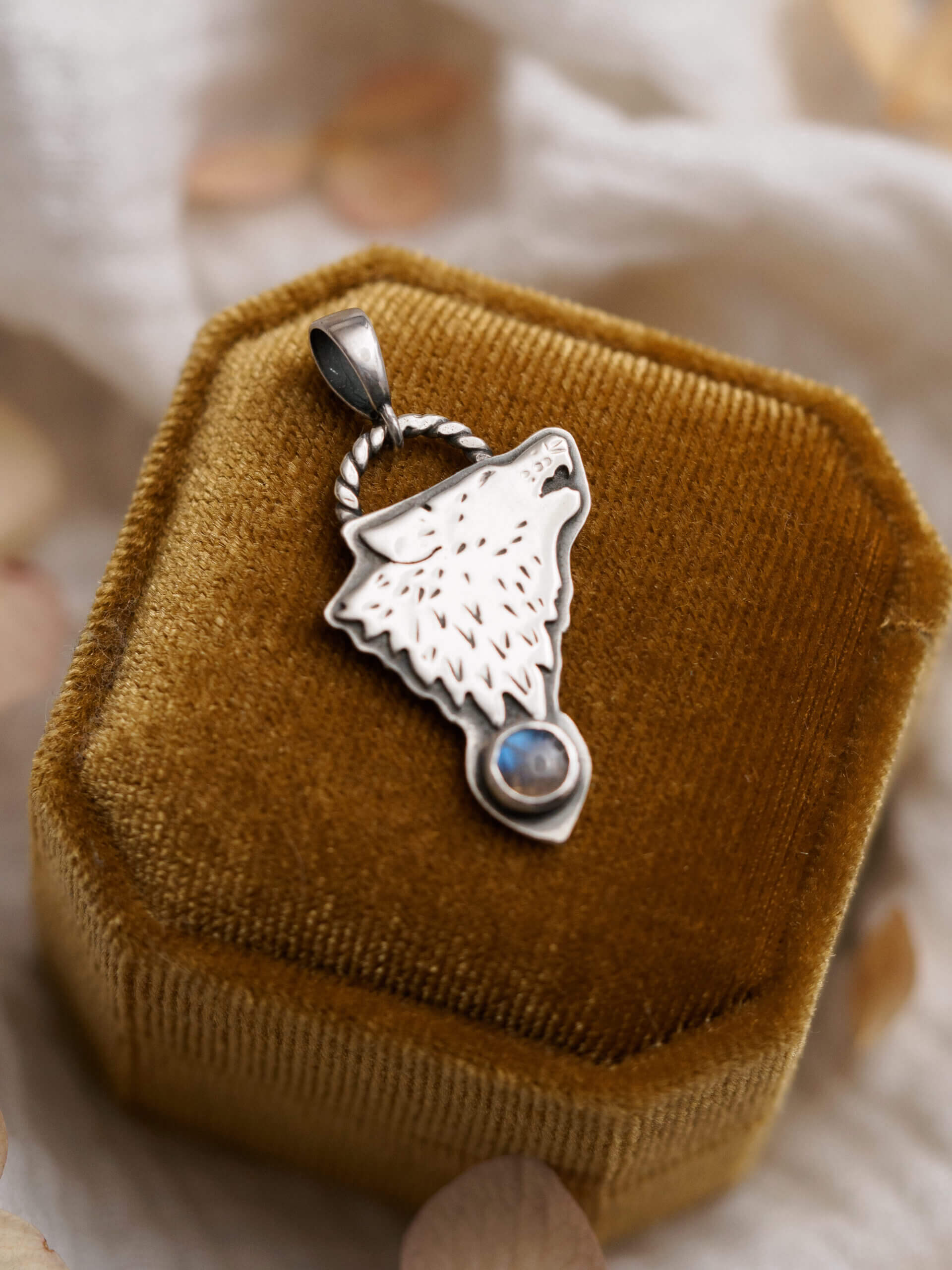 KRUPKOWSKA.COM Wilczy zew <strong>wisiorek</strong> 2 Zew wilka - srebrny wisiorek z labradorytem