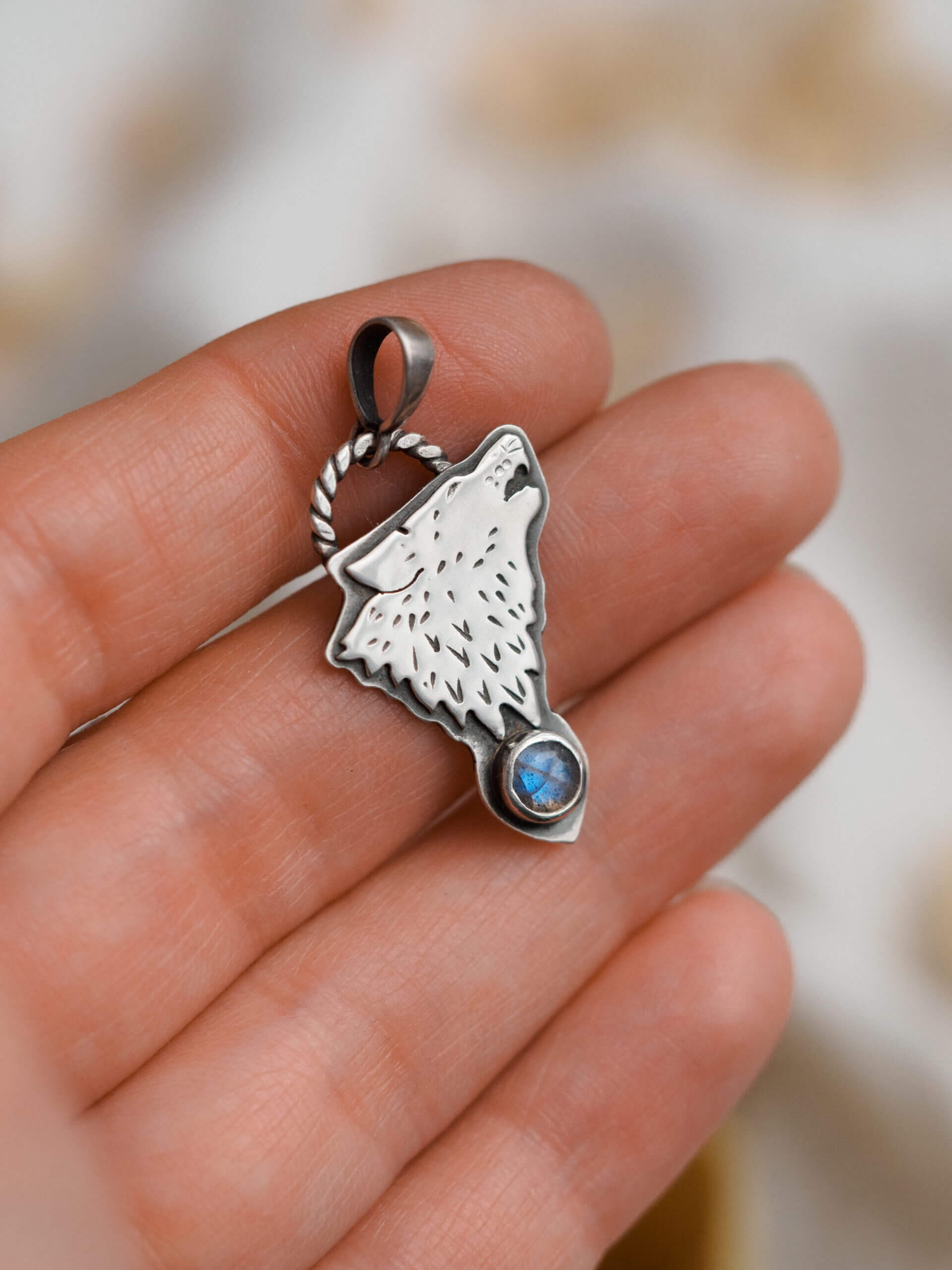 KRUPKOWSKA.COM Wilczy zew <strong>wisiorek</strong> 3 Zew wilka - srebrny wisiorek z labradorytem