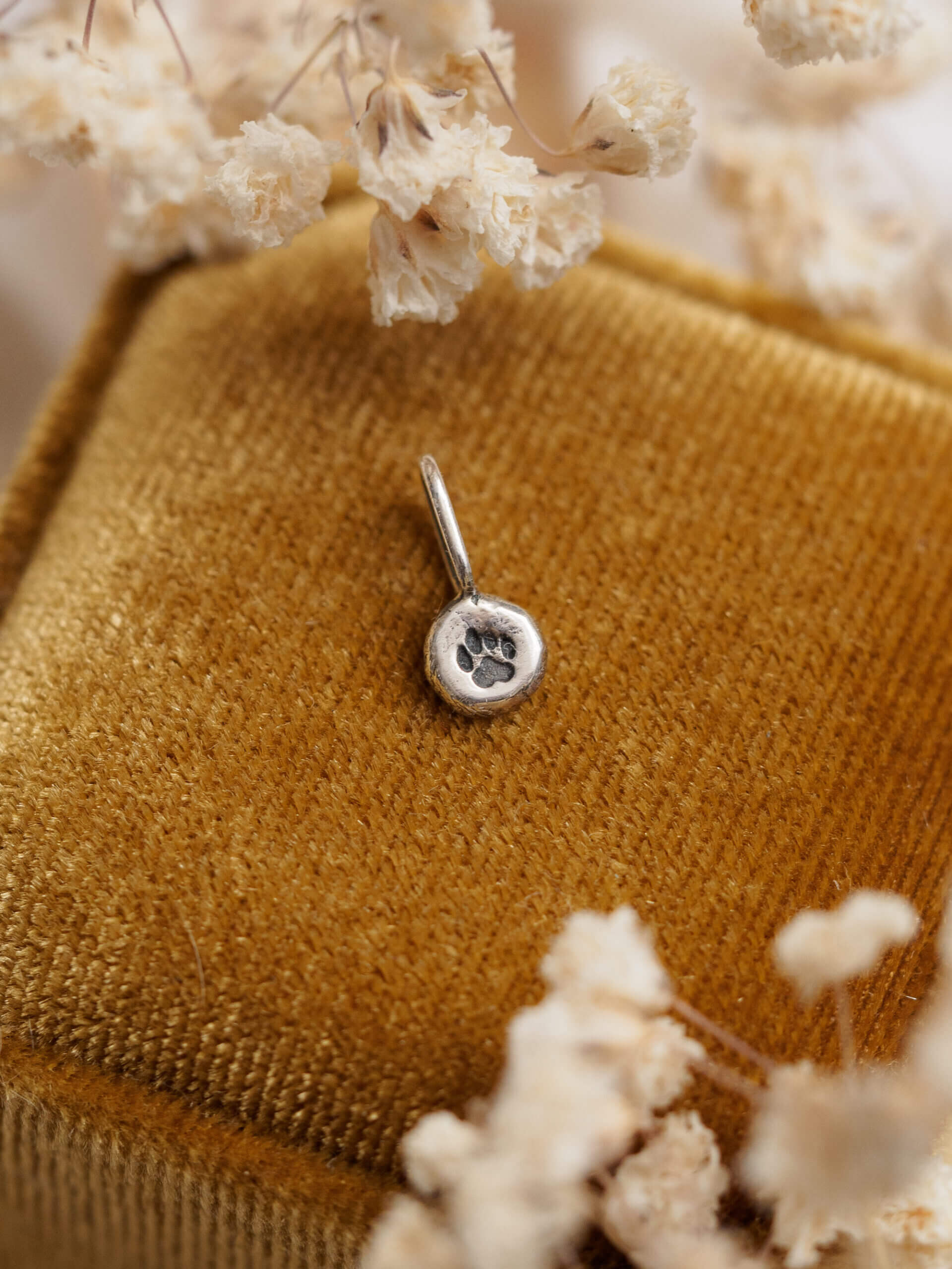 KRUPKOWSKA.COM Łapka mini <strong>wisiorek</strong> 2 Łapka mini - minimalistyczny wisiorek ze srebra