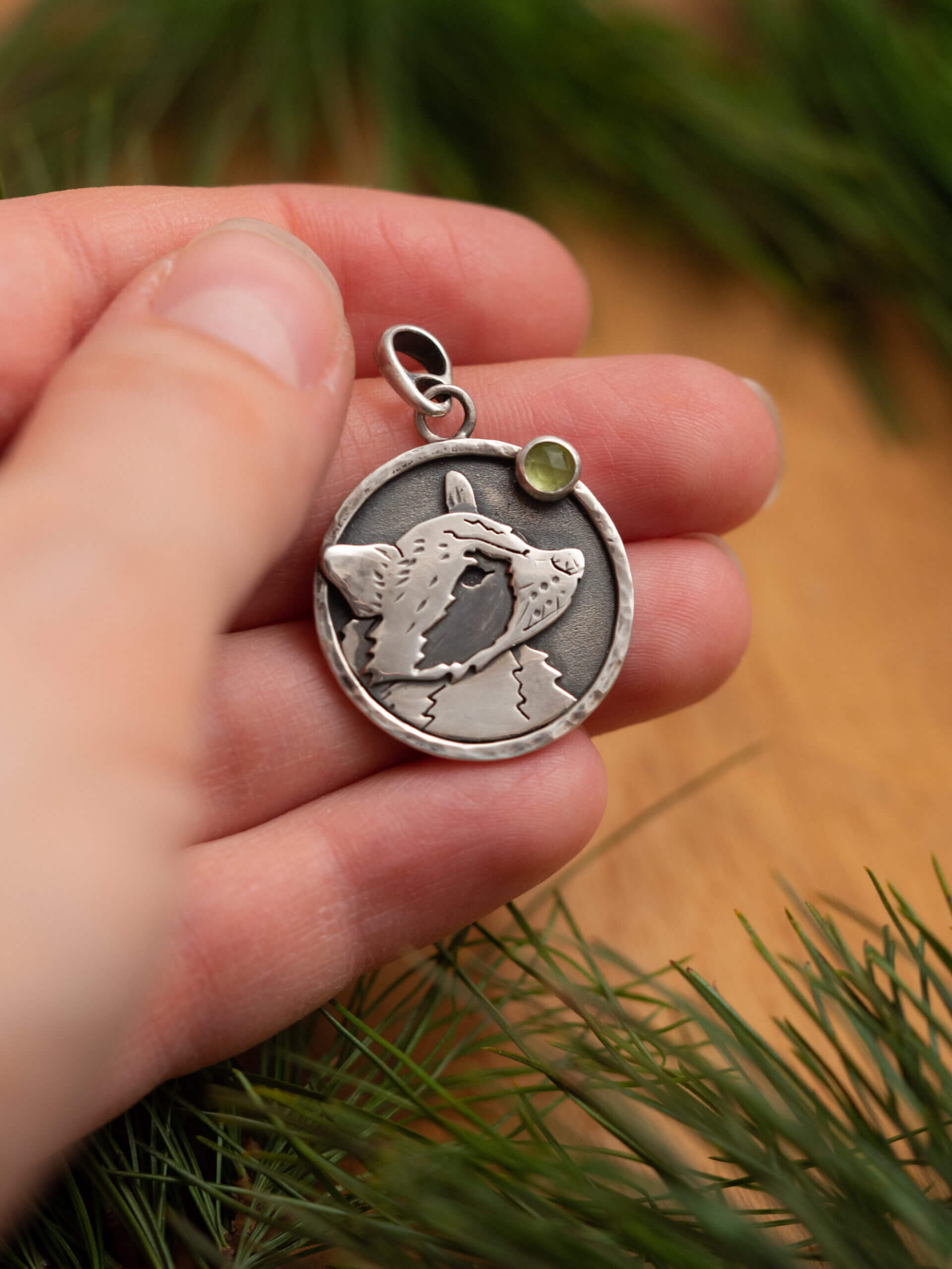 KRUPKOWSKA.COM Szop pracz <strong>medalion</strong> 6 Szop pracz - srebrny wisiorek medalion z peridotem