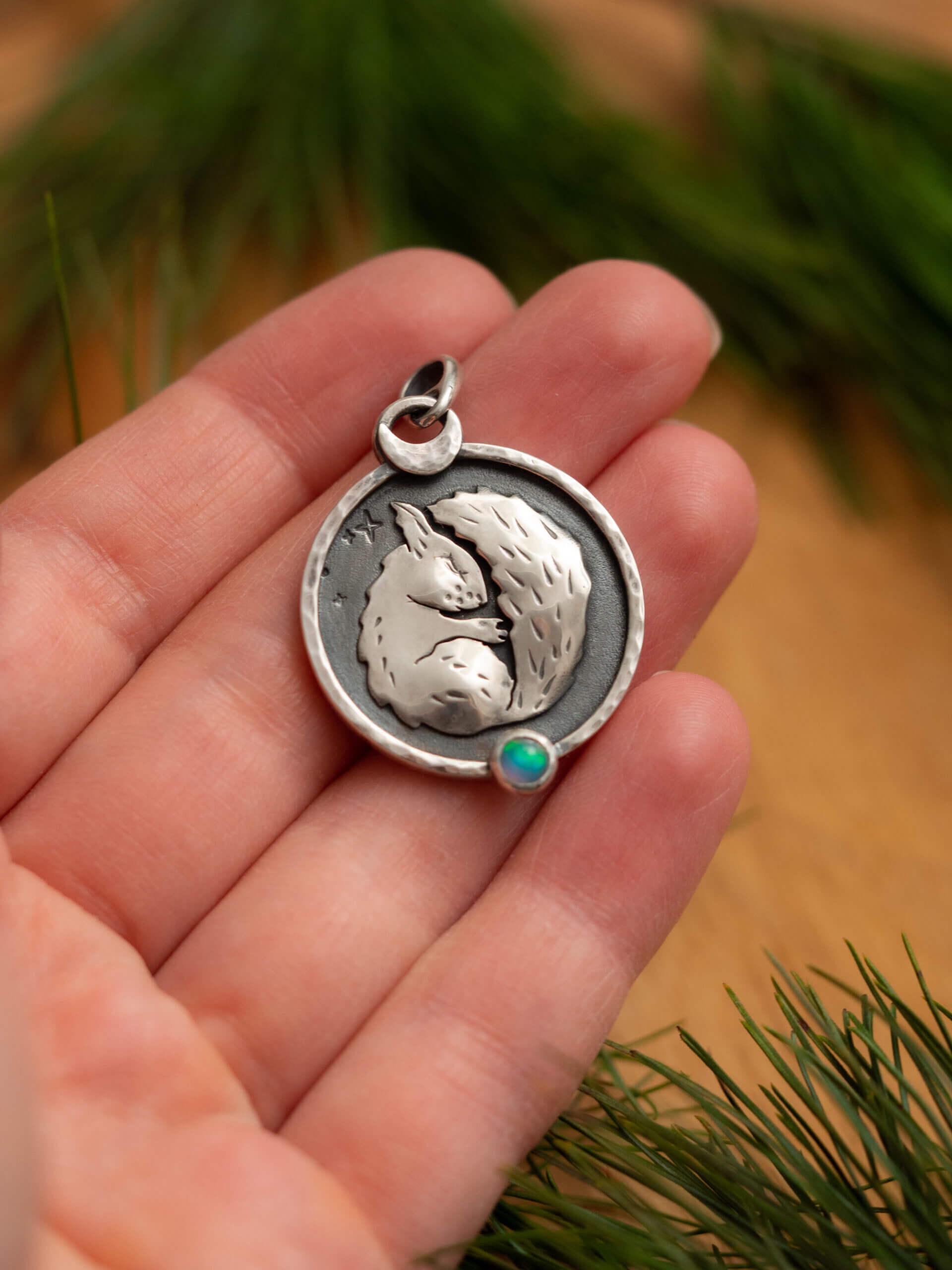 KRUPKOWSKA.COM Senna wiewiórka <strong>wisiorek</strong> 9 Senna wiewiórka - srebrny wisiorek z opalem