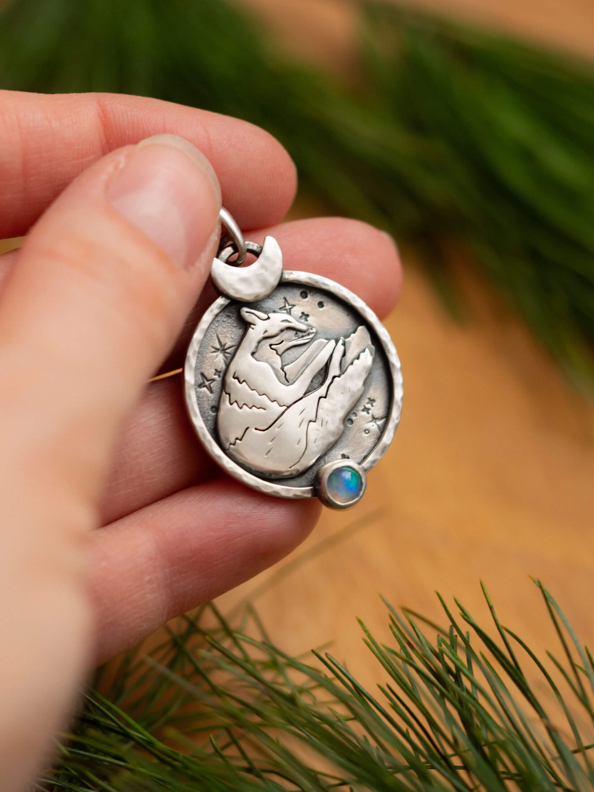 KRUPKOWSKA.COM Senny lisek <strong>wisiorek</strong> 9 Senny lisek - srebrny wisiorek z opalem i śpiącym lisem