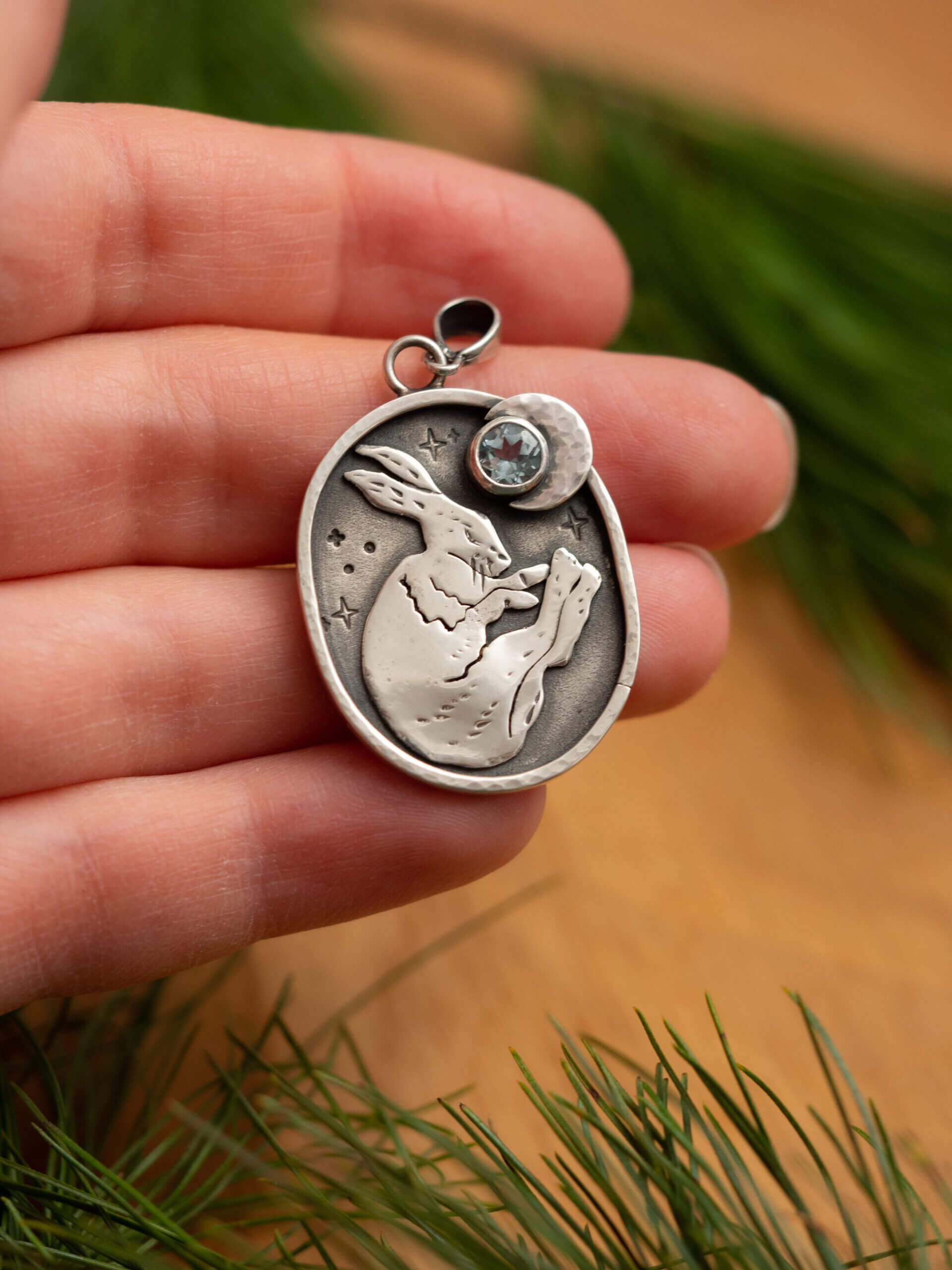 KRUPKOWSKA.COM Senny zajączek <strong>wisiorek</strong> 11 Senny zajączek - srebrny wisiorek z topazem