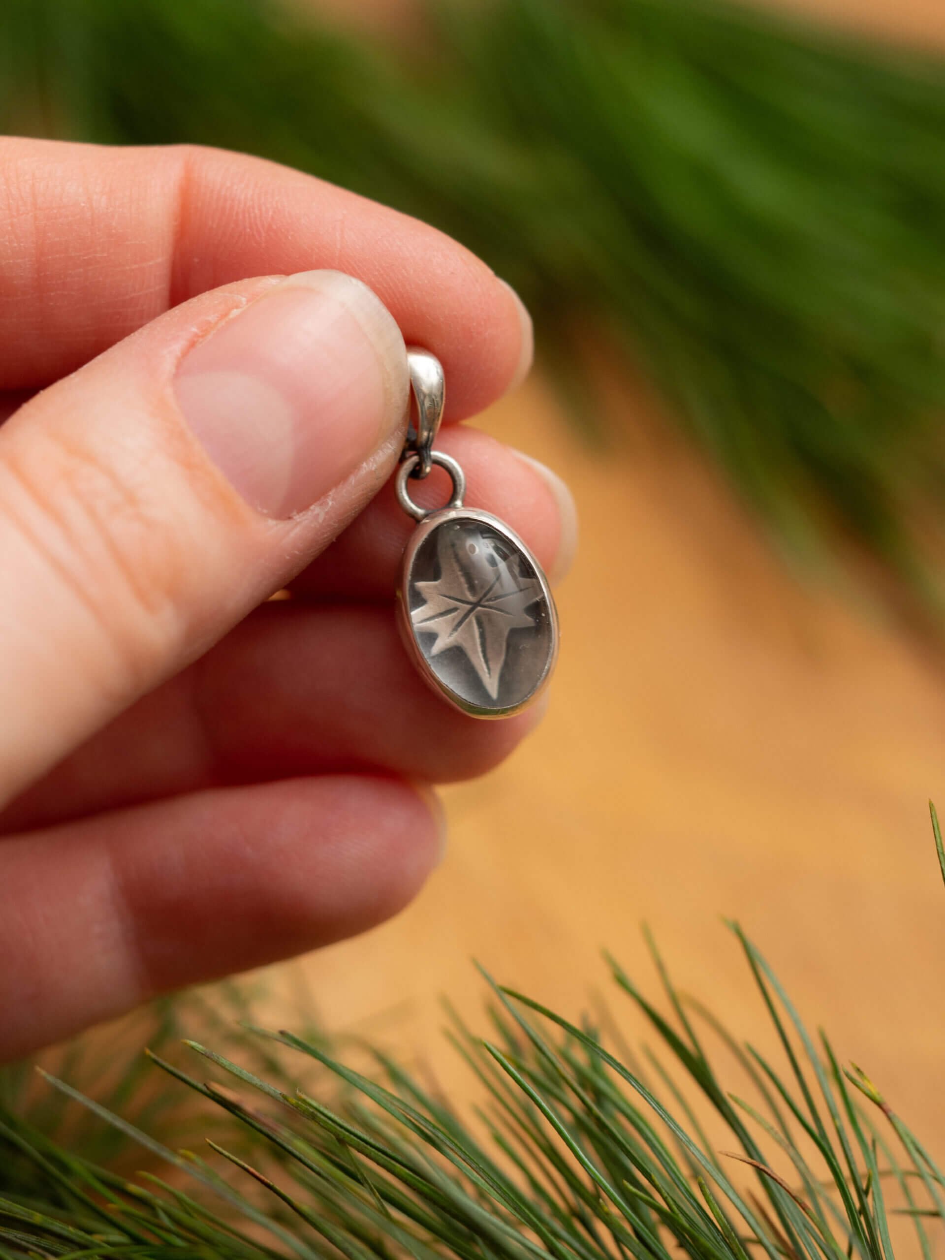 KRUPKOWSKA.COM Gwiezdny pył kryształowy <strong>wisiorek</strong> 5 Gwiezdny pył - srebrny wisiorek z kryształem górskim