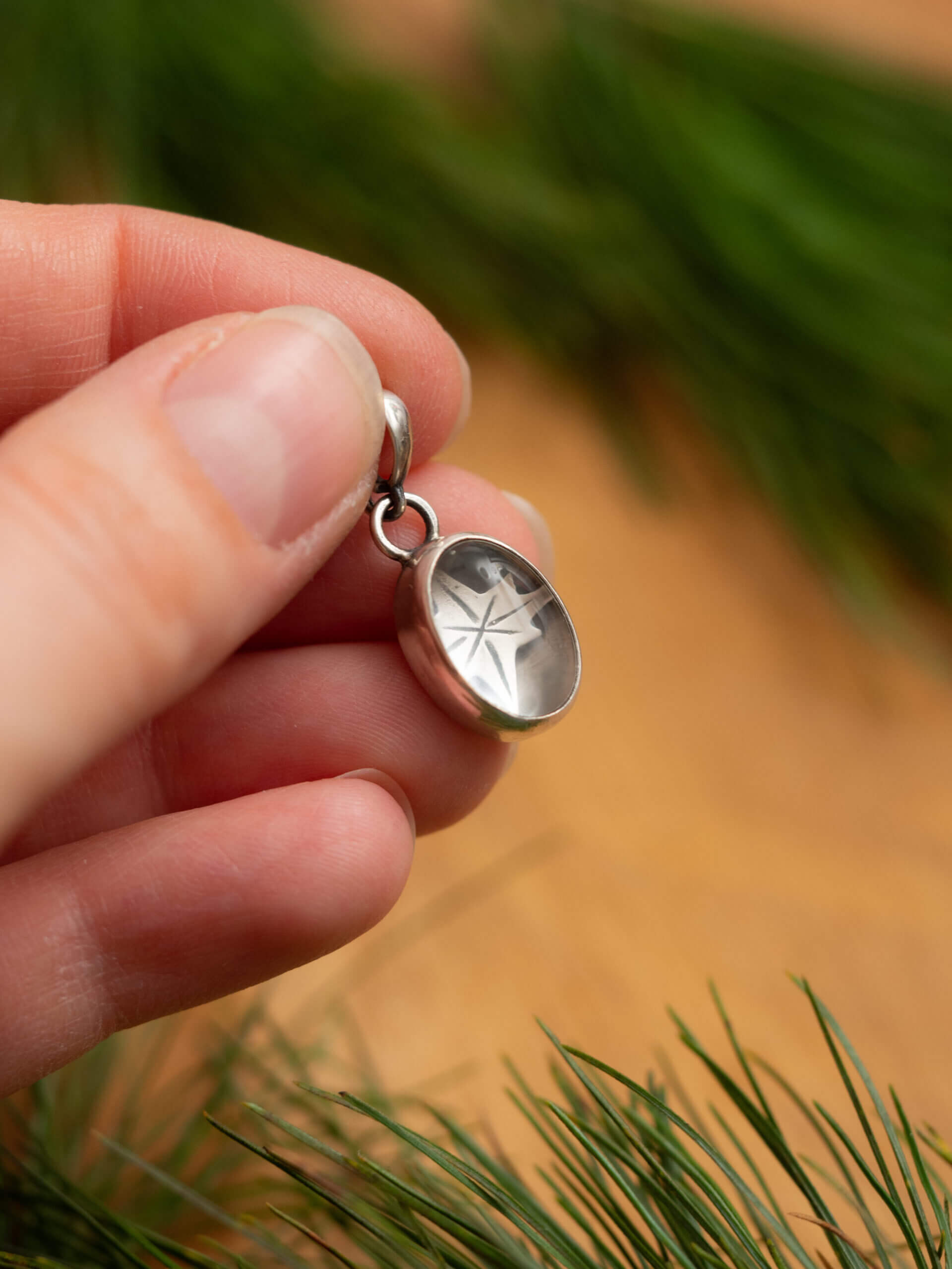 KRUPKOWSKA.COM Gwiezdny pył kryształowy <strong>wisiorek</strong> 6 Gwiezdny pył - srebrny wisiorek z kryształem górskim