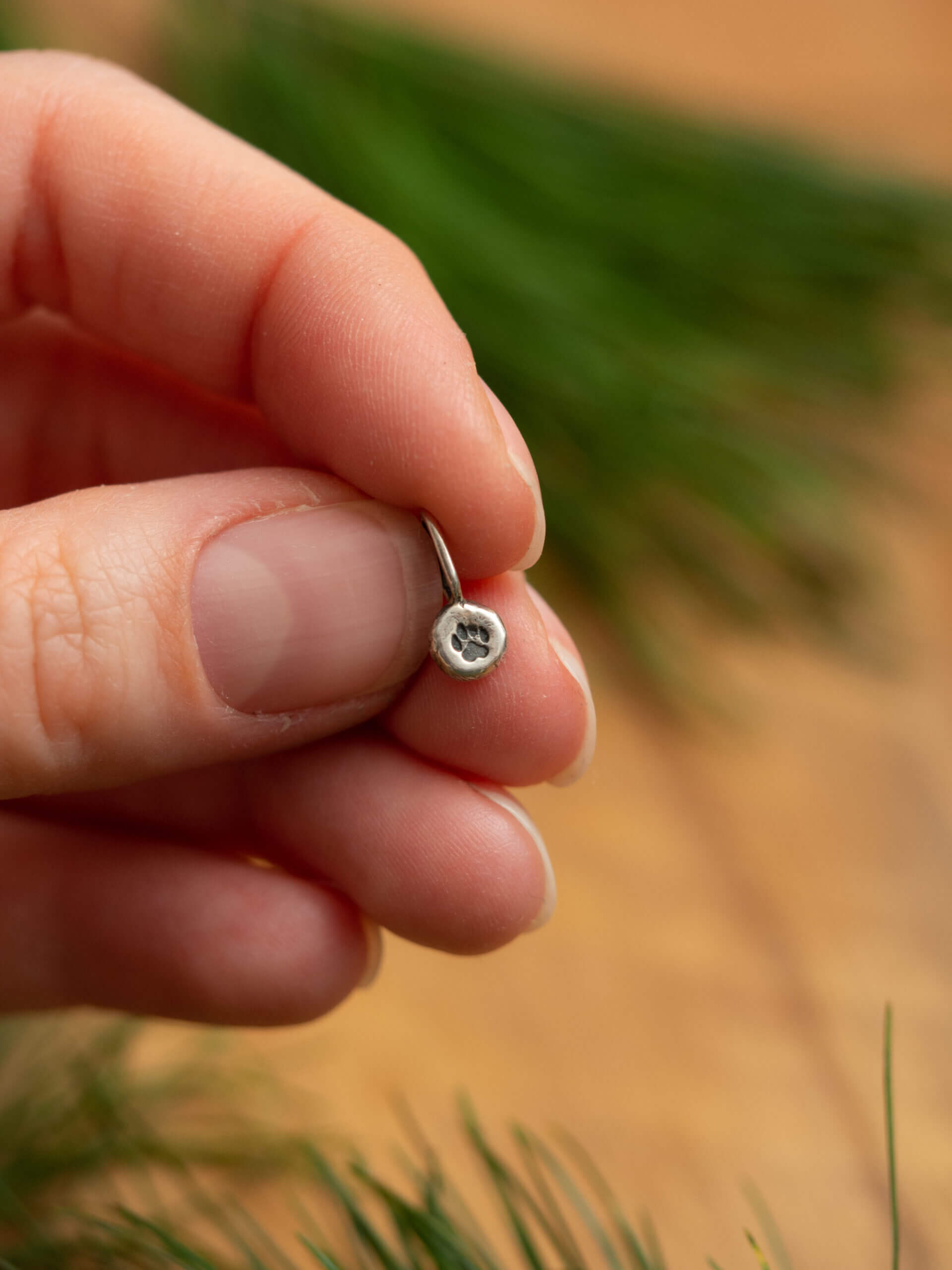 KRUPKOWSKA.COM Łapka mini <strong>wisiorek</strong> 3 Łapka mini - minimalistyczny wisiorek ze srebra