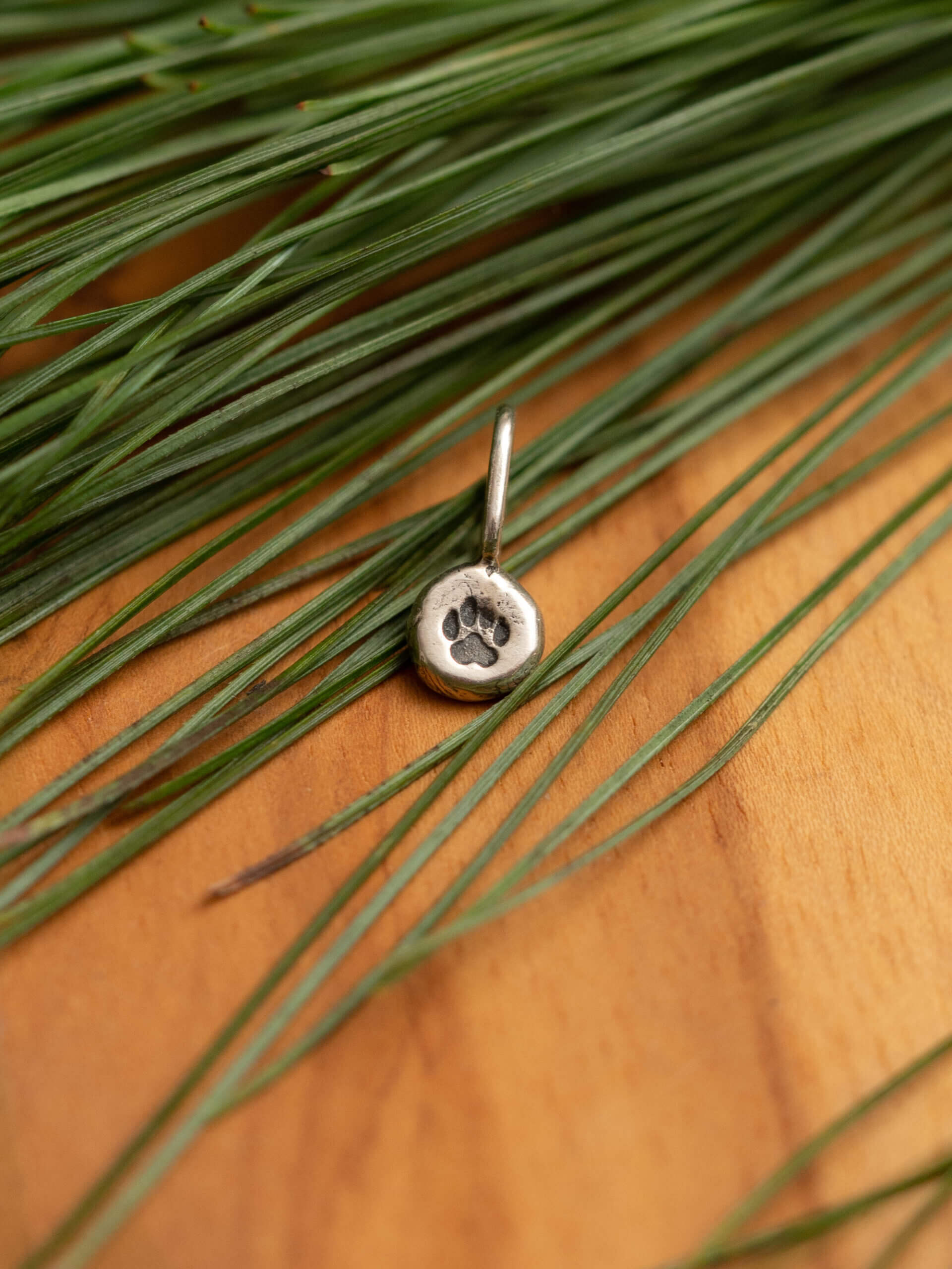 KRUPKOWSKA.COM Łapka mini <strong>wisiorek</strong> 1 Łapka mini - minimalistyczny wisiorek ze srebra