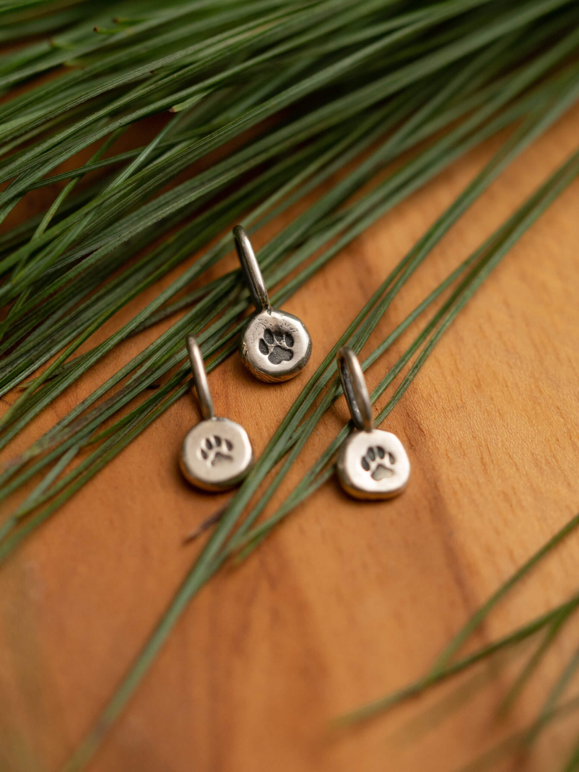 KRUPKOWSKA.COM Łapka mini <strong>wisiorek</strong> 5 Łapka mini - minimalistyczny wisiorek ze srebra