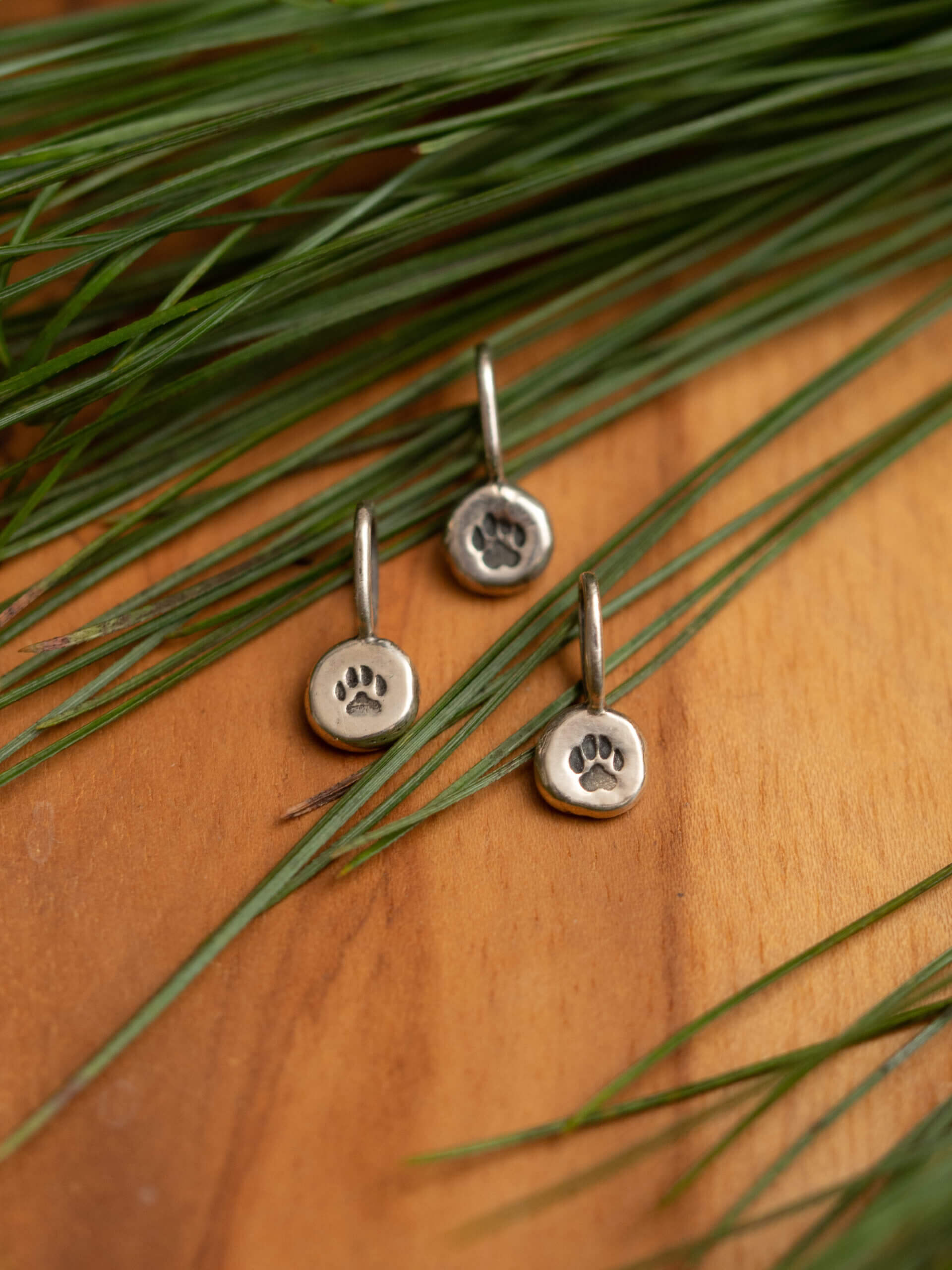 KRUPKOWSKA.COM Łapka mini <strong>wisiorek</strong> 4 Łapka mini - minimalistyczny wisiorek ze srebra