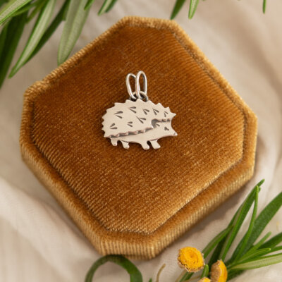 Jeż - minimalistyczny wisiorek ze srebra z jeżem