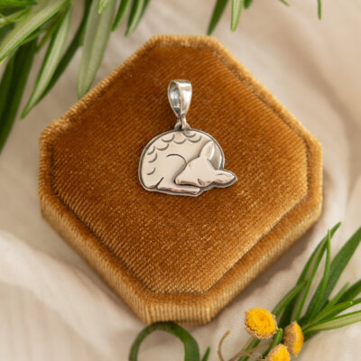 Sarna mini - minimalistyczny wisiorek ze srebra ze śpiącą sarenką