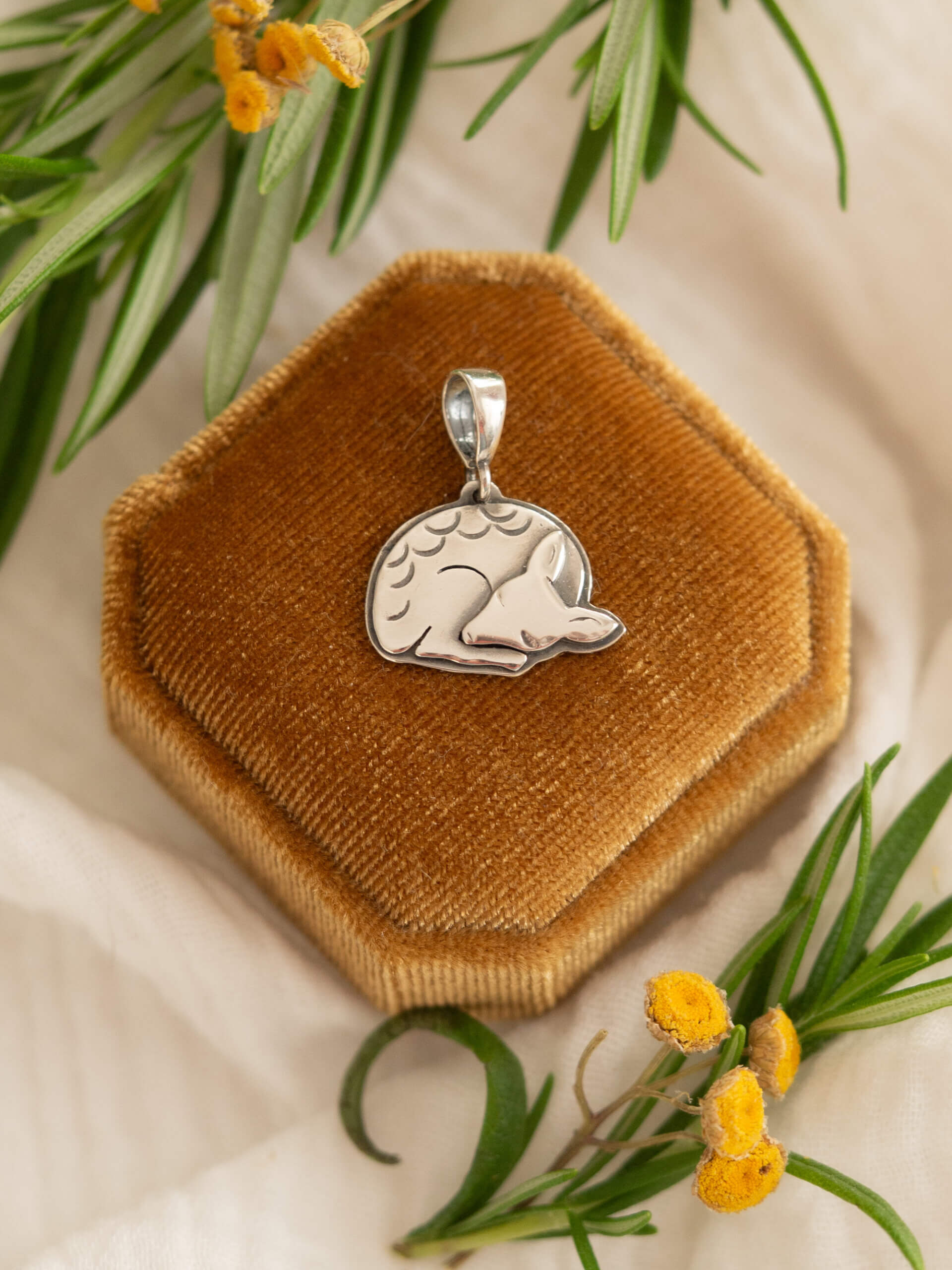 KRUPKOWSKA.COM Sarna mini <strong>naszyjnik</strong> 1 Sarna mini - minimalistyczny wisiorek ze srebra ze śpiącą sarenką
