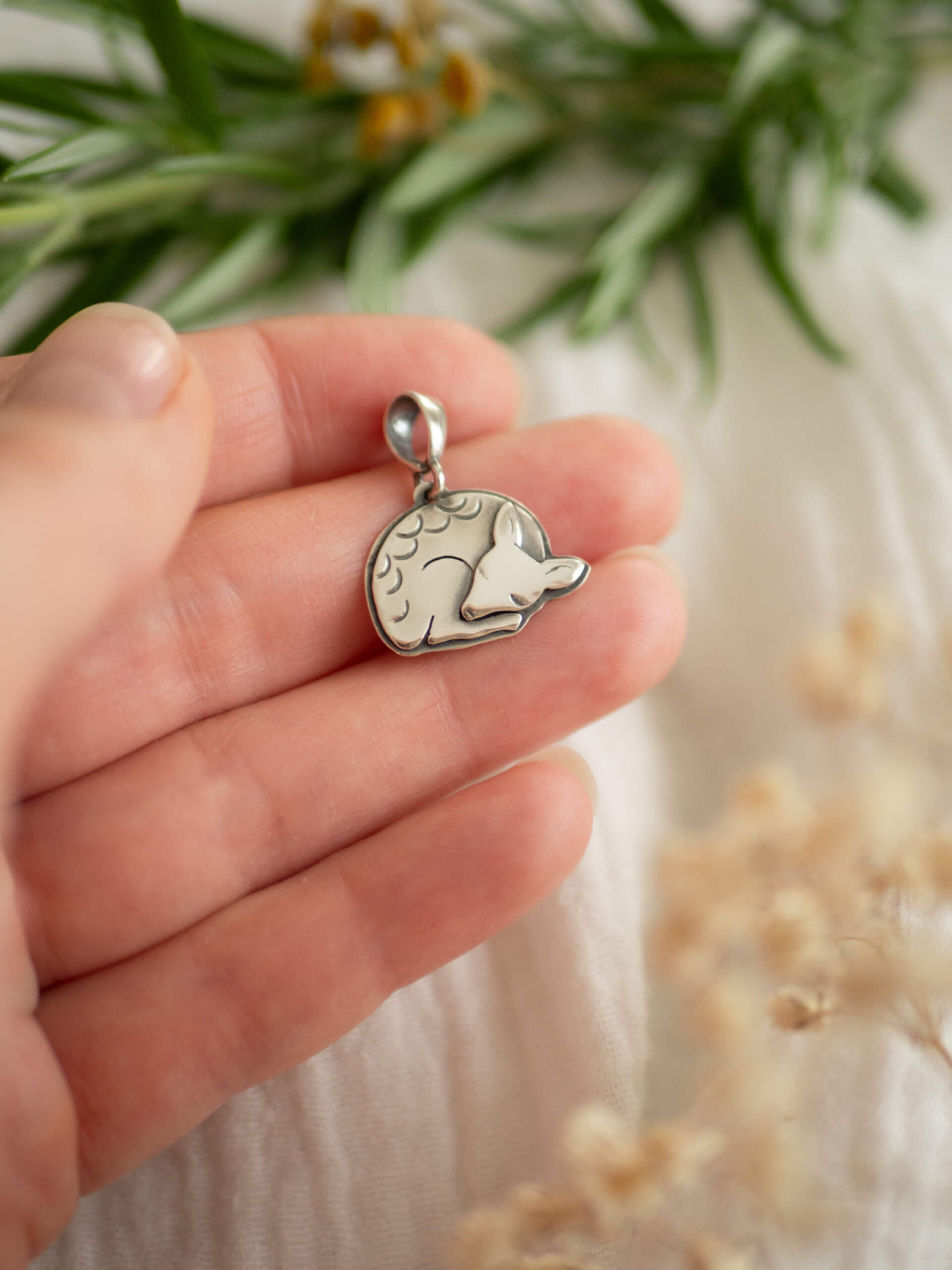 KRUPKOWSKA.COM Sarna mini <strong>naszyjnik</strong> 4 Sarna mini - minimalistyczny wisiorek ze srebra ze śpiącą sarenką