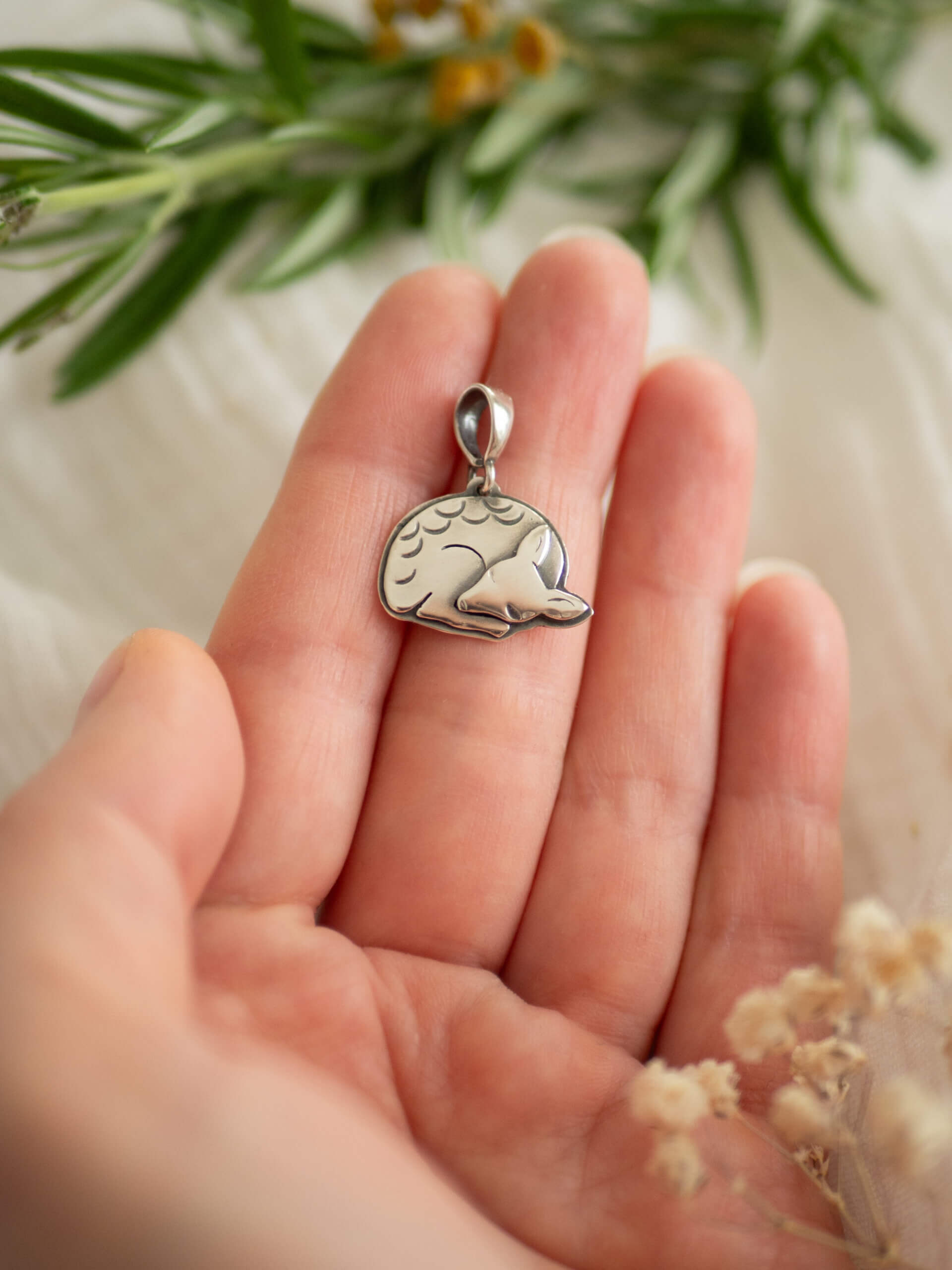 KRUPKOWSKA.COM Sarna mini <strong>naszyjnik</strong> 3 Sarna mini - minimalistyczny wisiorek ze srebra ze śpiącą sarenką