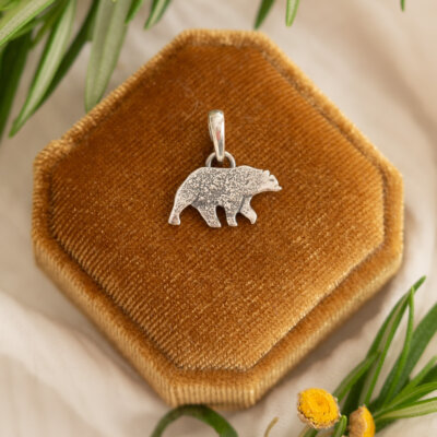 Niedźwiedź mini - wisiorek ze srebra z niedźwiedziem brunatnym
