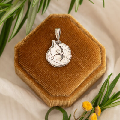 Wiewiórka mini - srebrny wisiorek ze śpiącym zwierzakiem