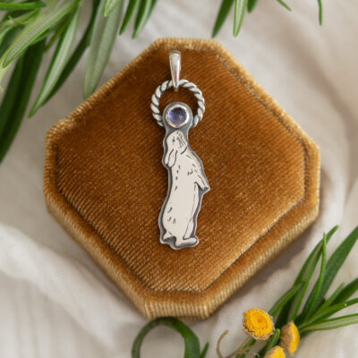 Królik i jagoda - srebrny wisiorek z iolitem