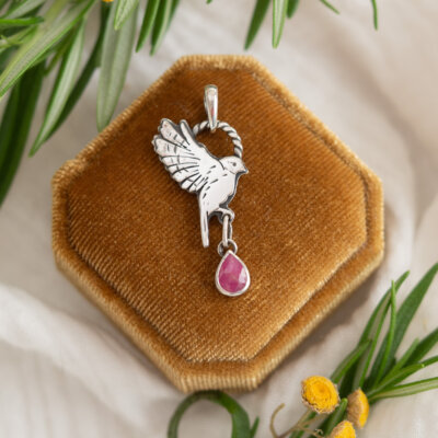 Sikorka z rubinem - delikatny wisiorek ze srebra z różowym kamieniem