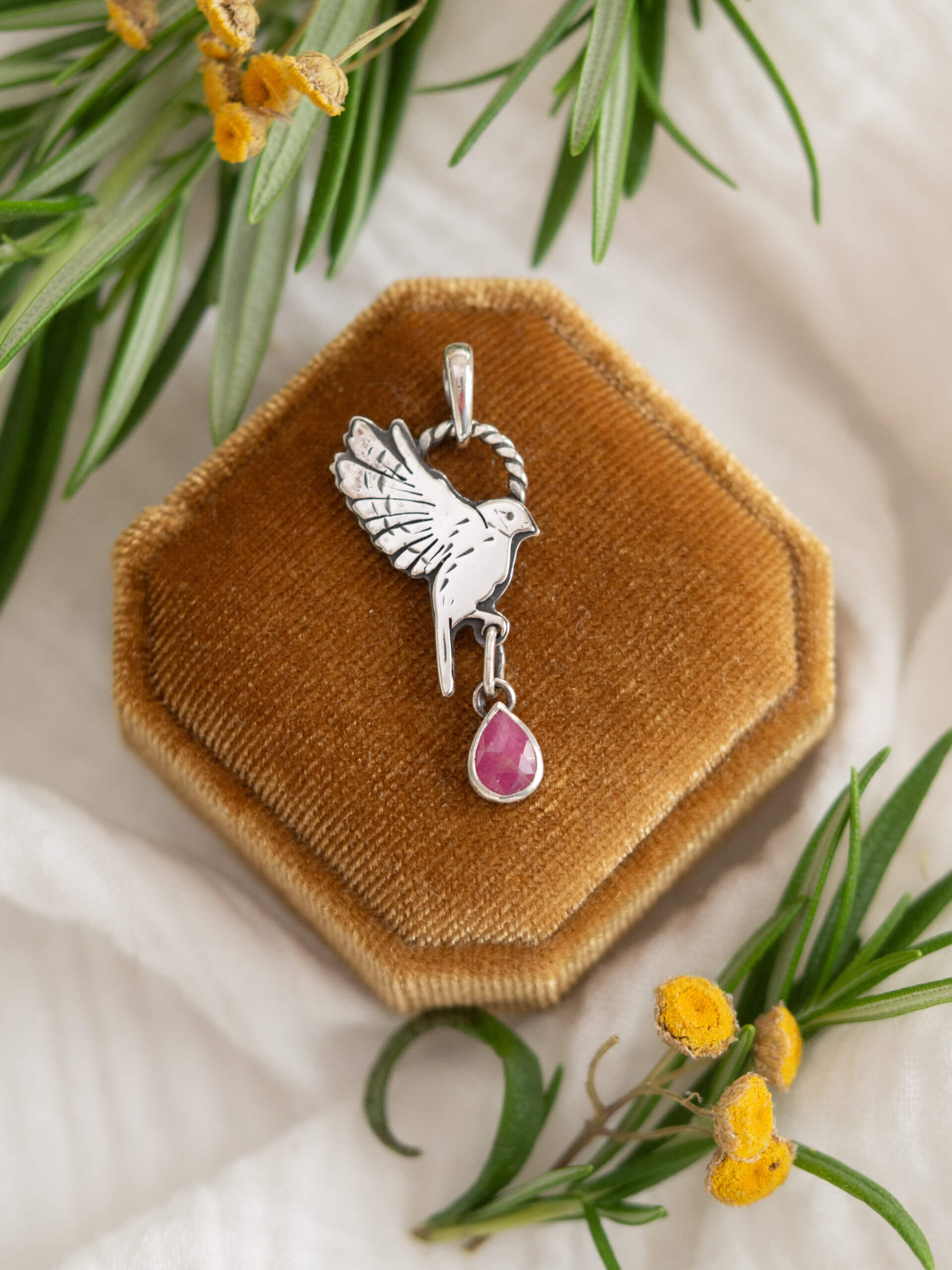 KRUPKOWSKA.COM Sikorka z rubinem <strong>wisiorek</strong> 1 Sikorka z rubinem - delikatny wisiorek ze srebra z różowym kamieniem