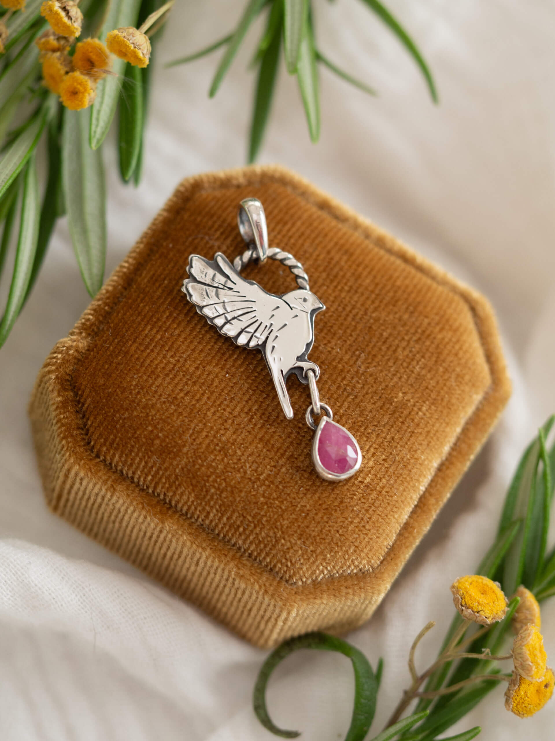 KRUPKOWSKA.COM Sikorka z rubinem <strong>wisiorek</strong> 2 Sikorka z rubinem - delikatny wisiorek ze srebra z różowym kamieniem